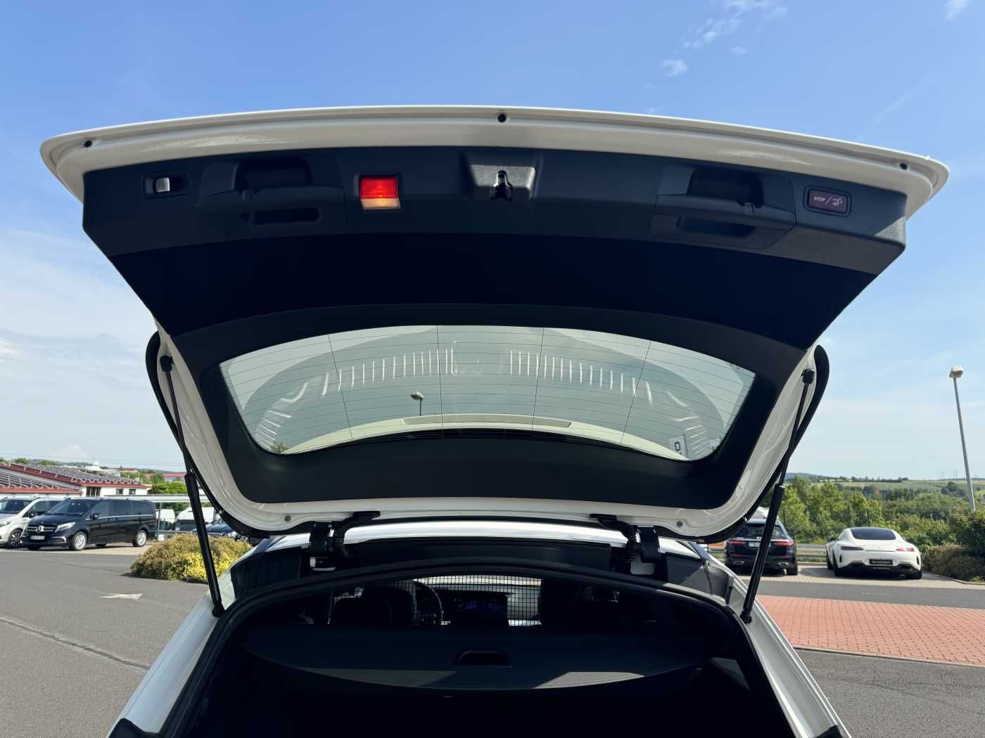 Fahrzeugabbildung Mercedes-Benz E 220d T AMG+Pano+AHK+Night+TotW+ RKamera+Ambien