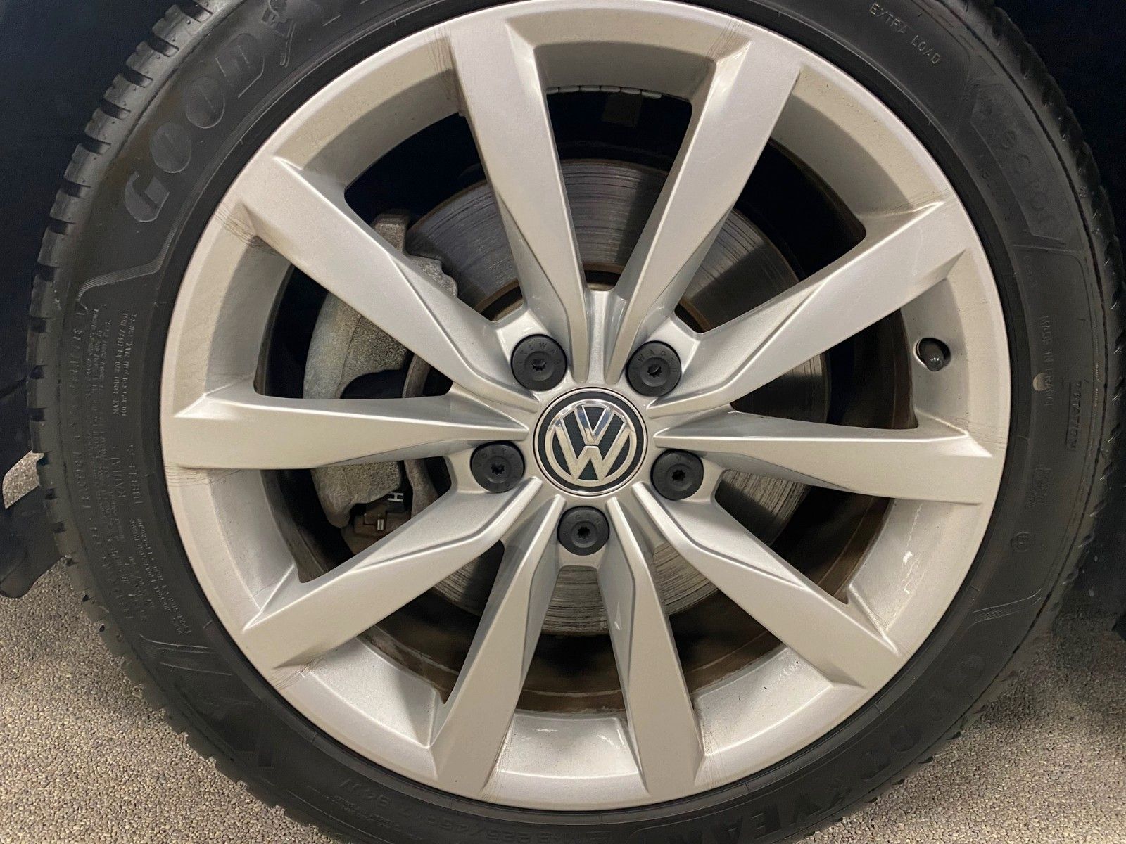 Fahrzeugabbildung Volkswagen Golf 1.4 TSI ACT BMT Highline R-LINE+STANDHEIZUN