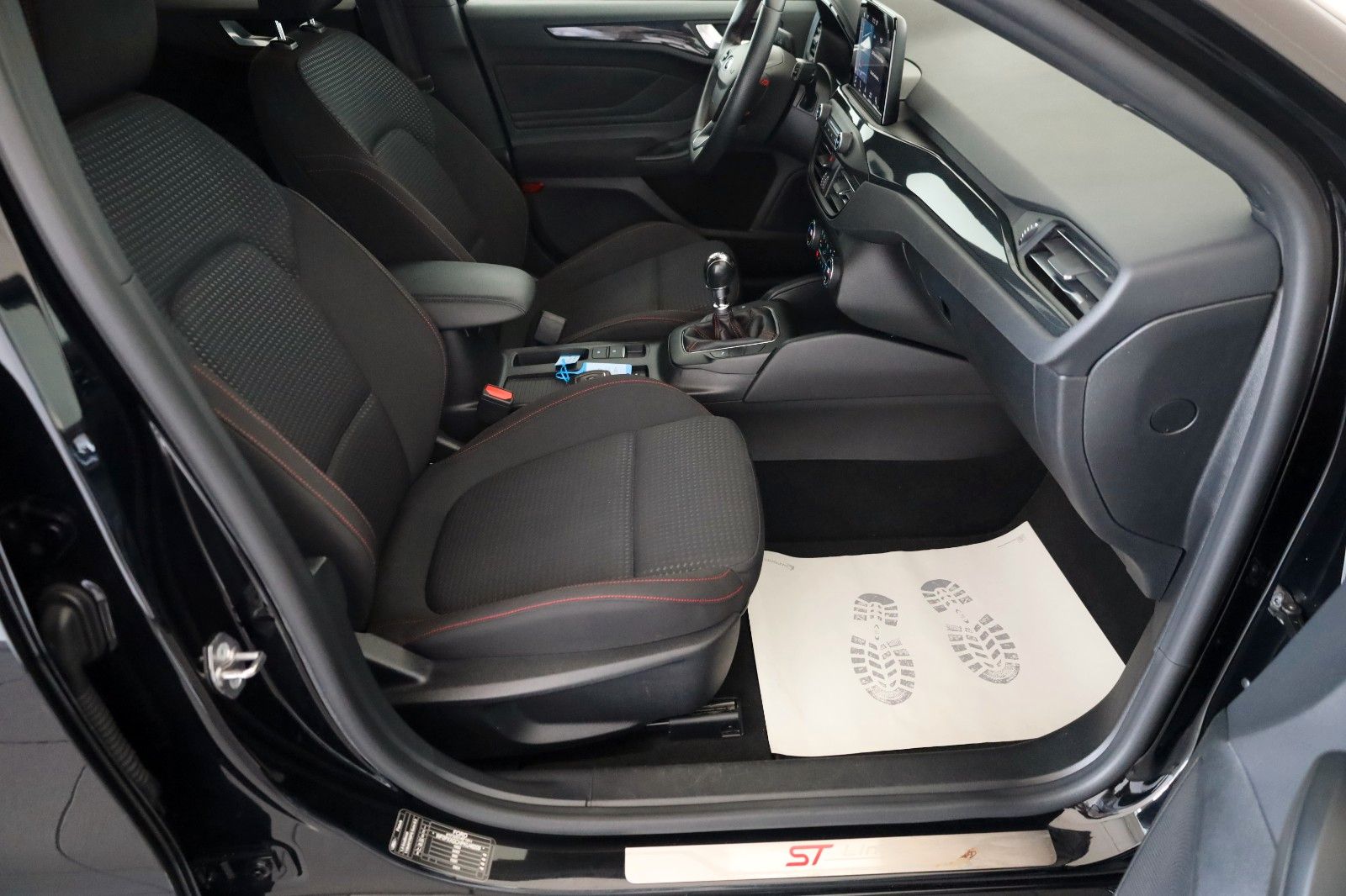 Fahrzeugabbildung Ford Focus Turnier ST-Line Navi,LED,SH,PDC,SR+WR