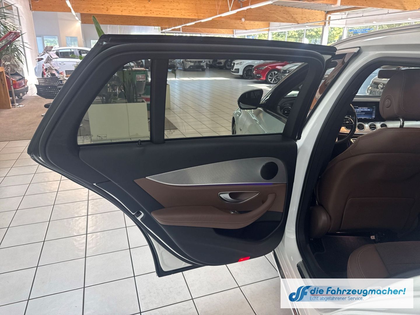 Fahrzeugabbildung Mercedes-Benz E 300 T-Modell de Niveau Navi Digitales Cockpit