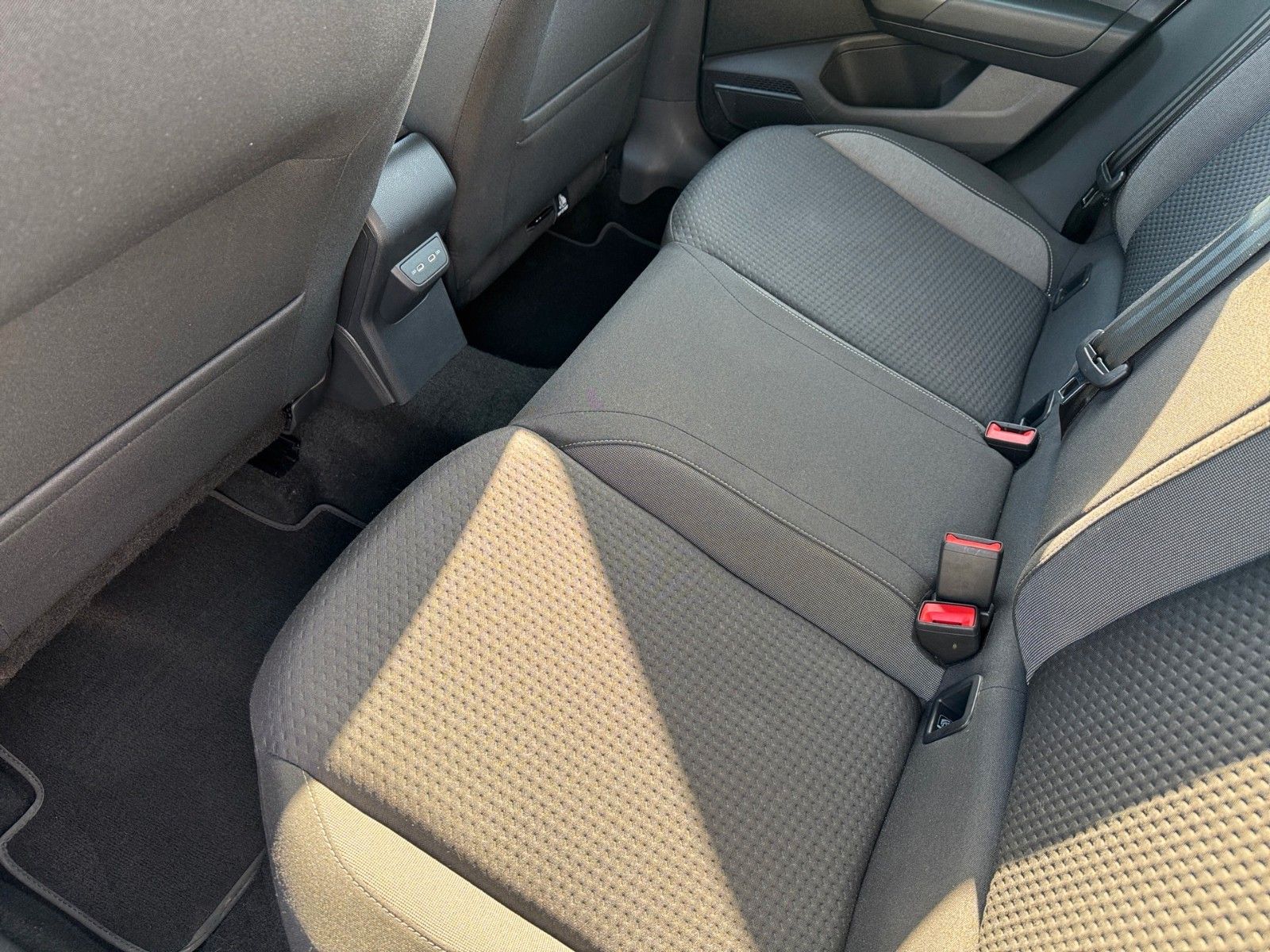 Fahrzeugabbildung Volkswagen Polo VI Life 1.0 MPI