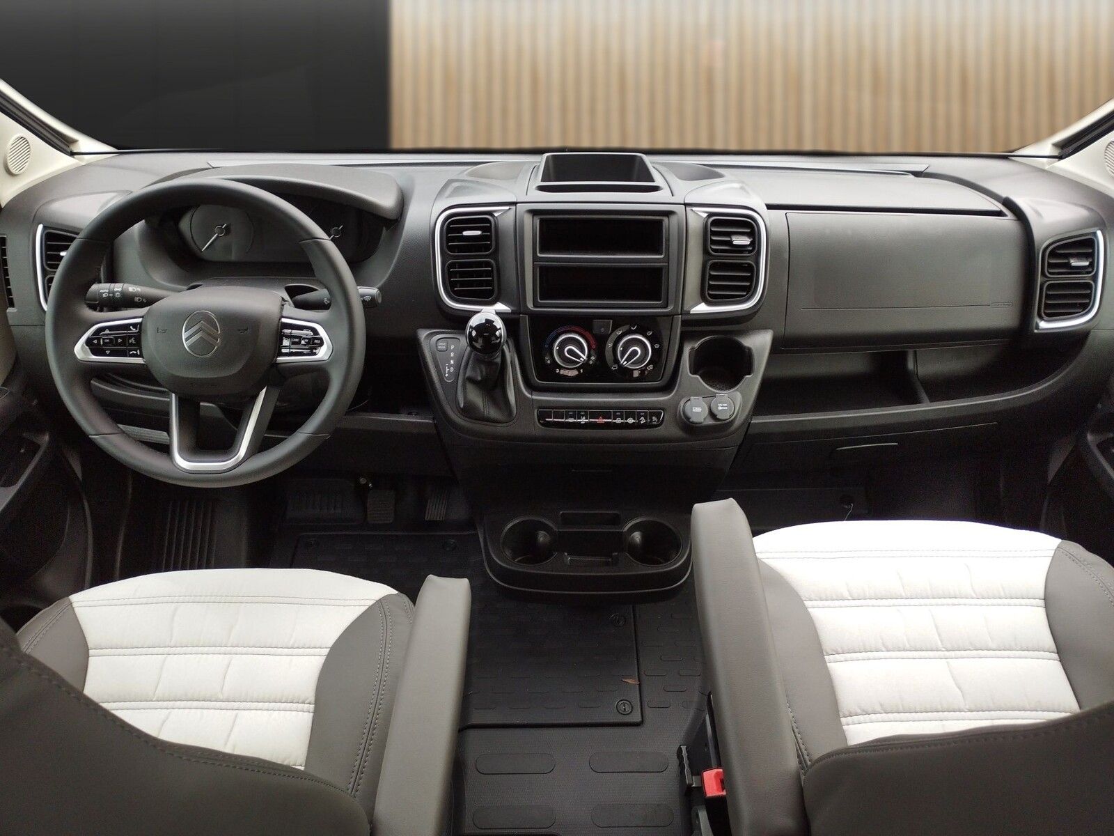 Fahrzeugabbildung Sunlight Adventure Cliff 600 Automatik, Dörr Edition, LTE