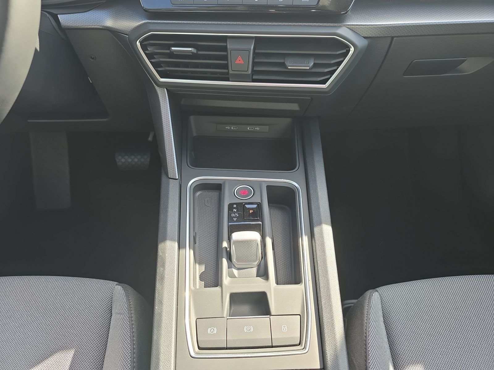 Fahrzeugabbildung SEAT Leon Sportstourer Style 2.0 TDI DSG KLIMA LED