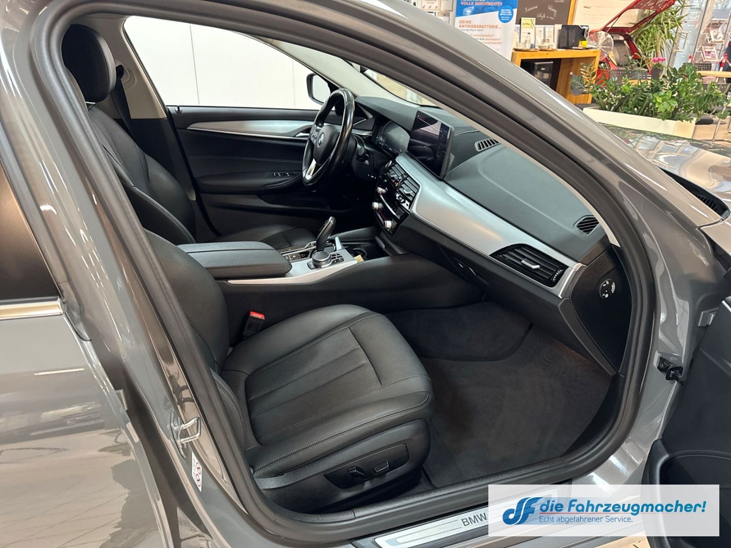 Fahrzeugabbildung BMW 520 d Touring Park-Assistent Luftfederung Navi D