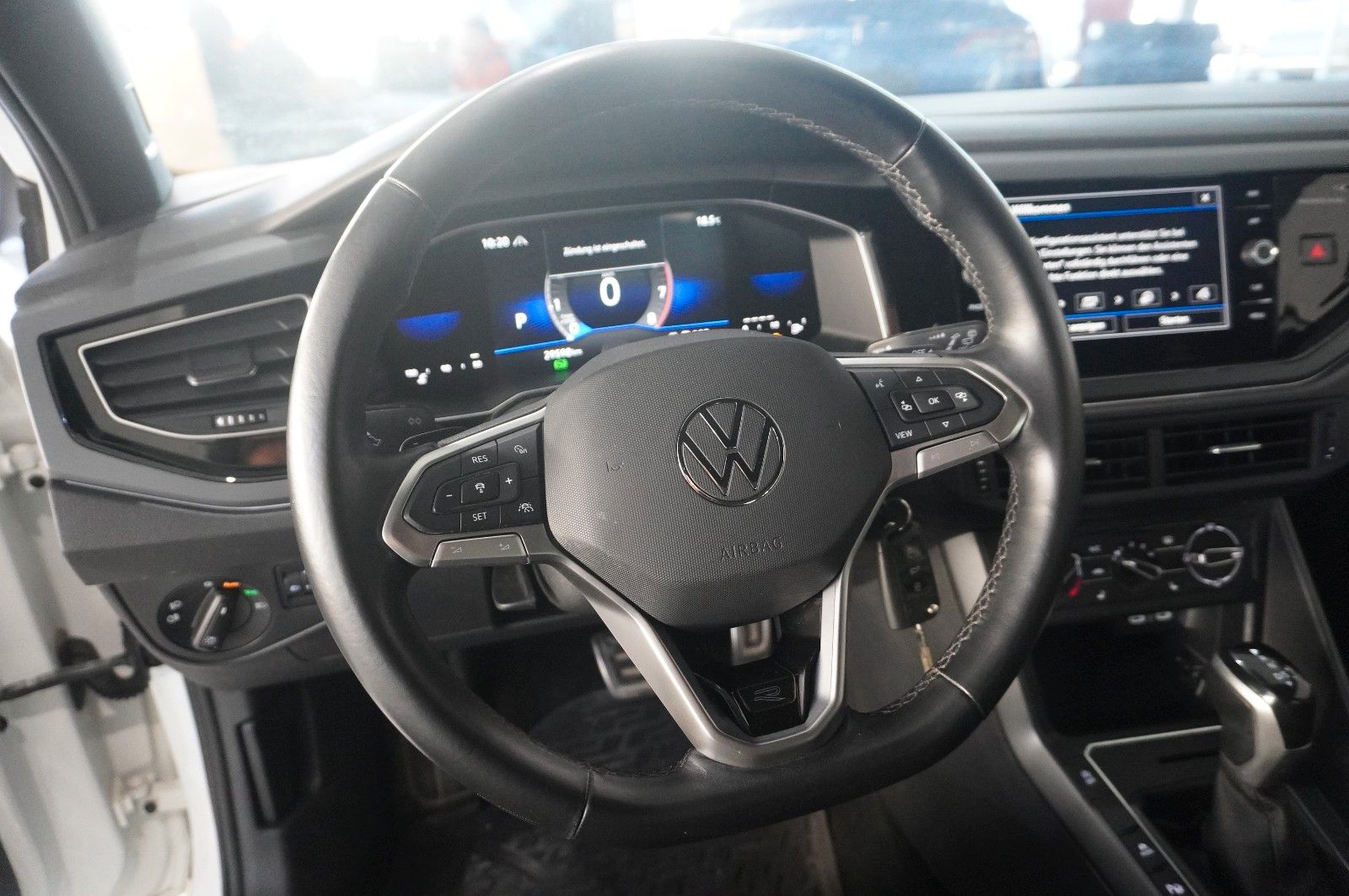 Fahrzeugabbildung Volkswagen Taigo 1.0 TSI R-LINE DSG NAVI/LED/KAMERA/SH/DAB+