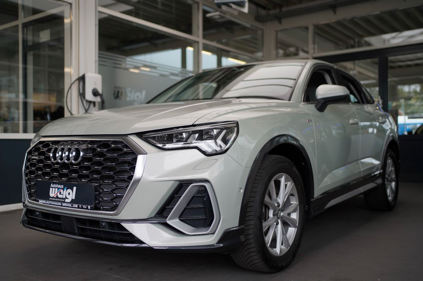Fahrzeugabbildung Audi Q3 40 TFSI quattro S Line +Komfortzugang+LED+AHK
