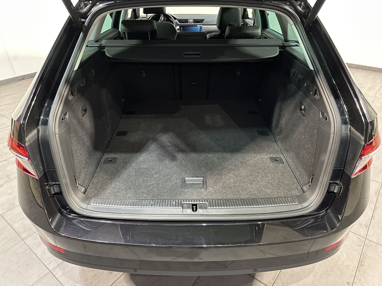 Fahrzeugabbildung SKODA Superb Combi 2.0 TDI DSG Style NAV+LED+PANO+ACC