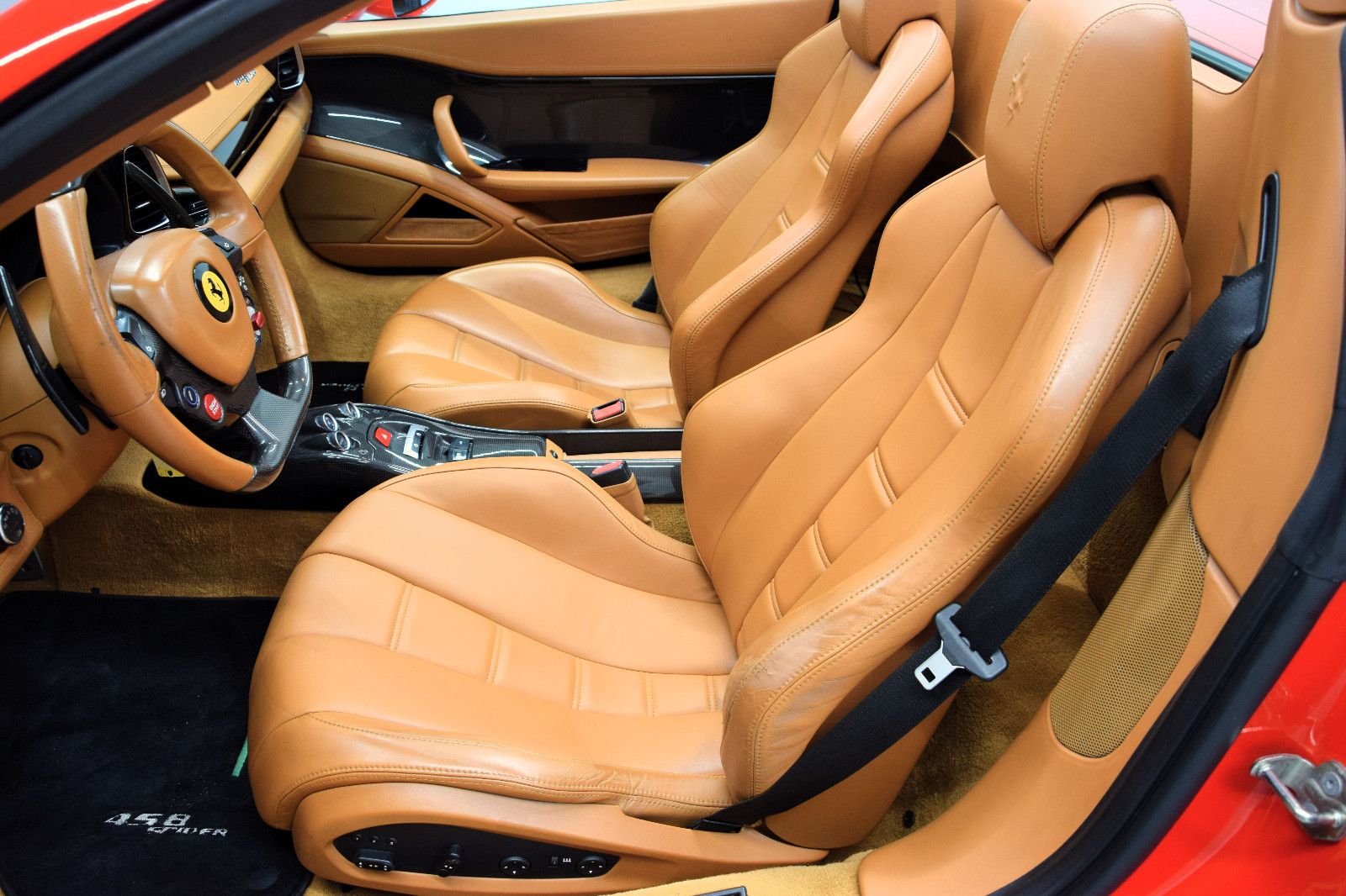 Fahrzeugabbildung Ferrari 458 Spider Carbon-Interior Rosso Corsa / Braun