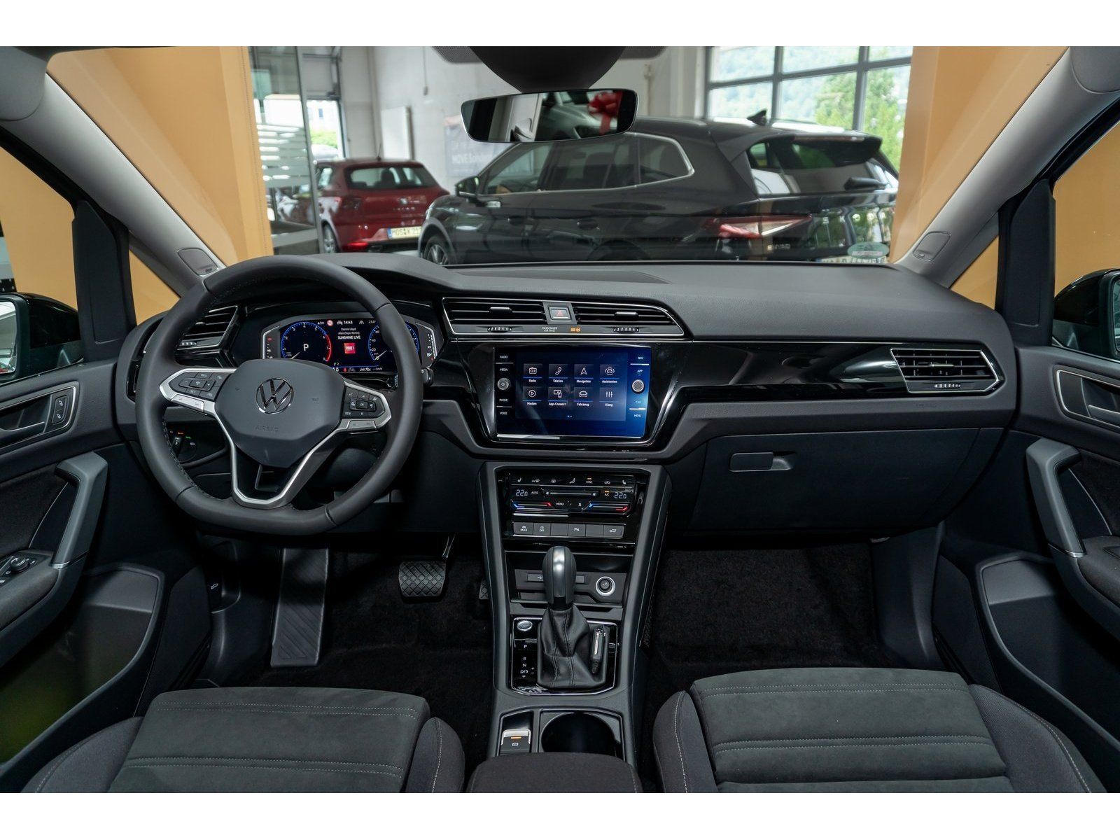 Fahrzeugabbildung Volkswagen Touran Highline R-Line TSI DSG *AHK*Standhzg*7-S