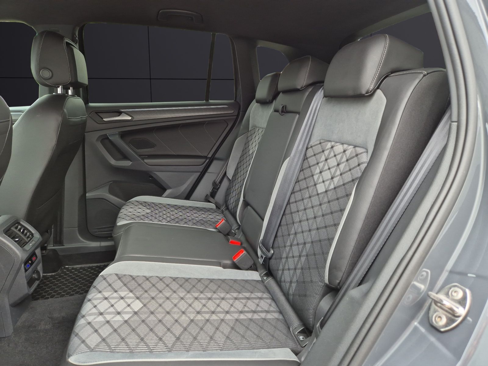 Fahrzeugabbildung Volkswagen Tiguan TSI R-Line 4M DSG Matrix AHK Navi ACC RFK