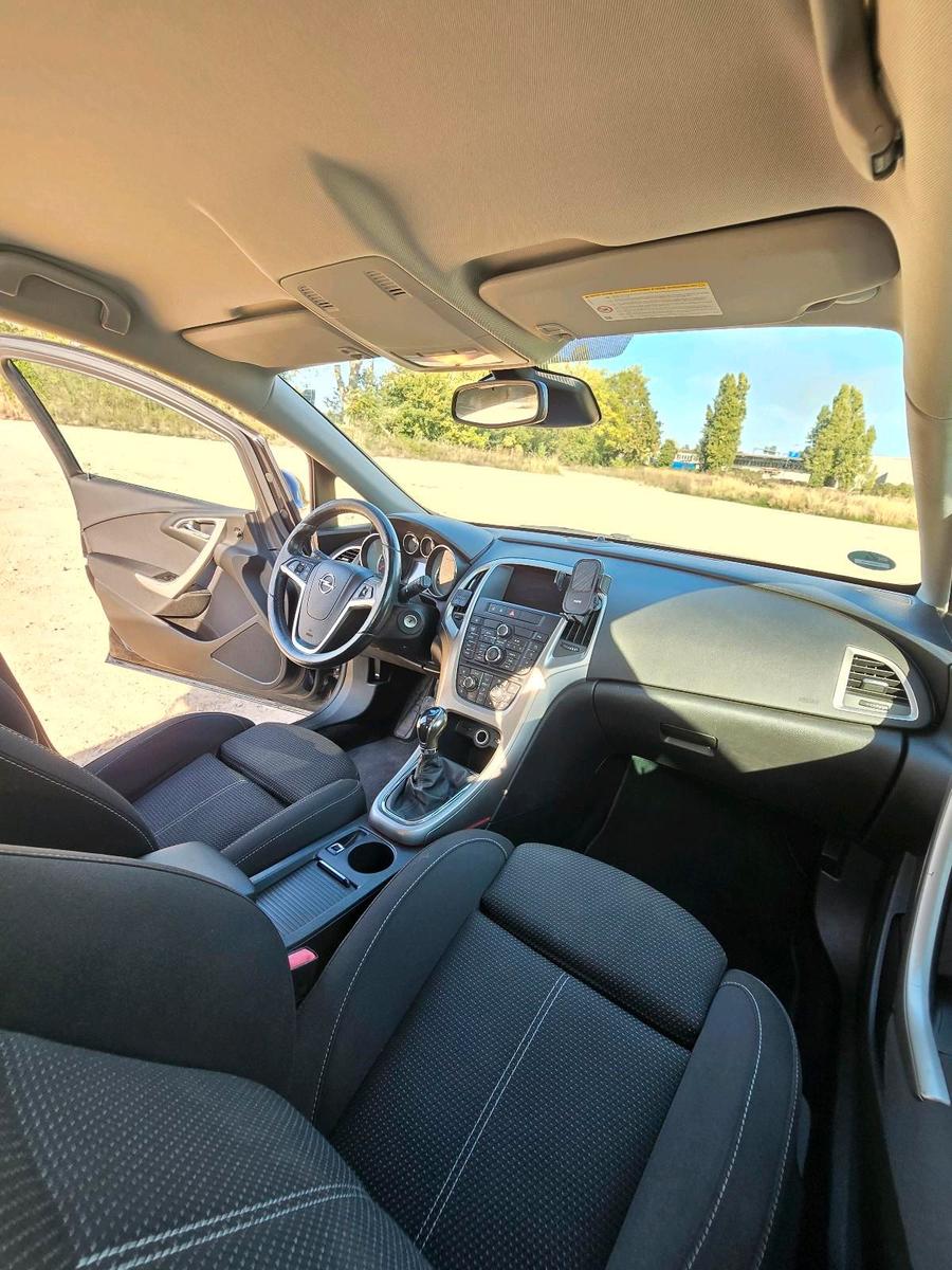 Opel Astra 2013 — photo 10