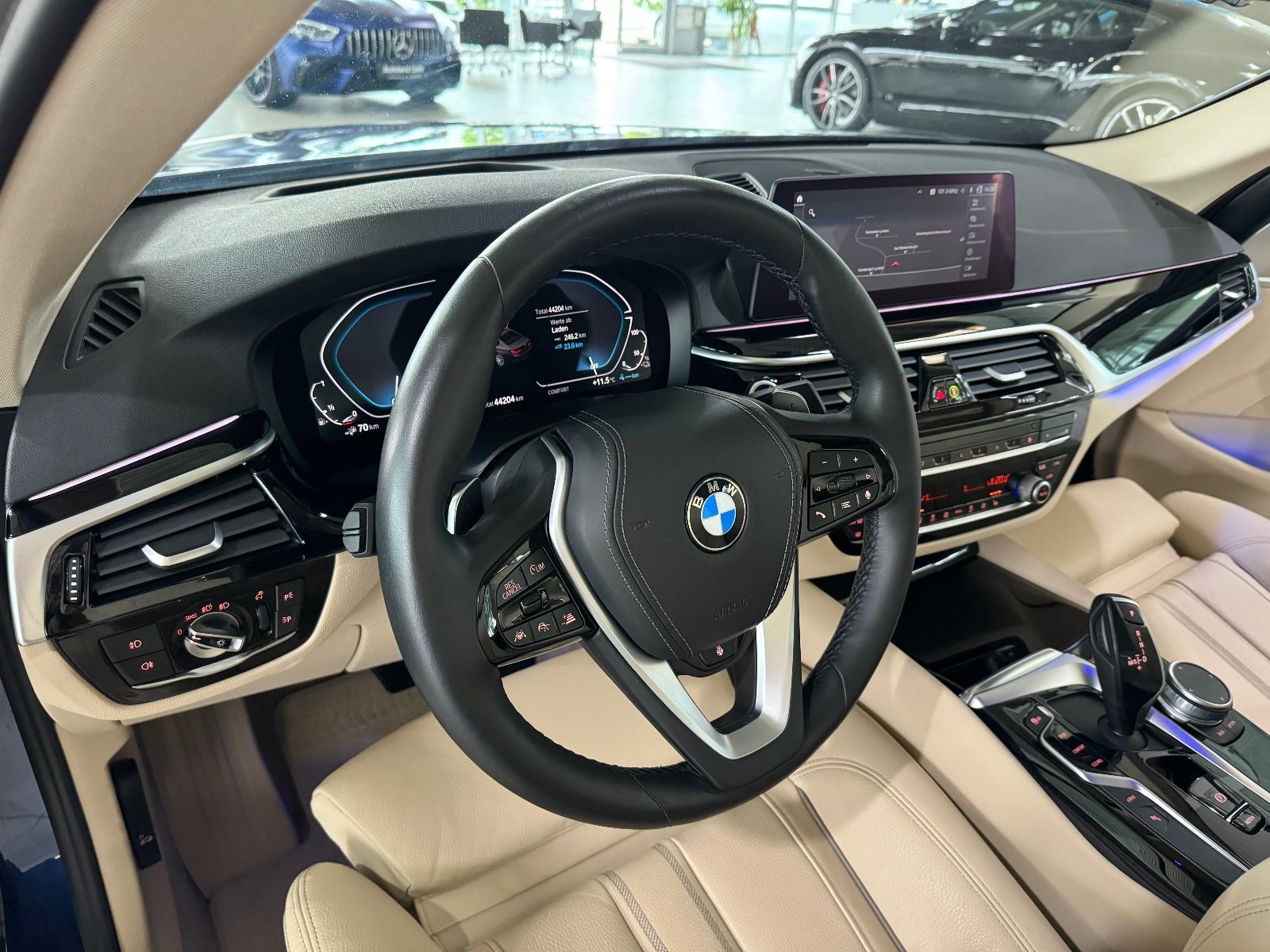 Fahrzeugabbildung BMW 530e xD Sport Line Kamera Glasdach HUD ACC Alarm