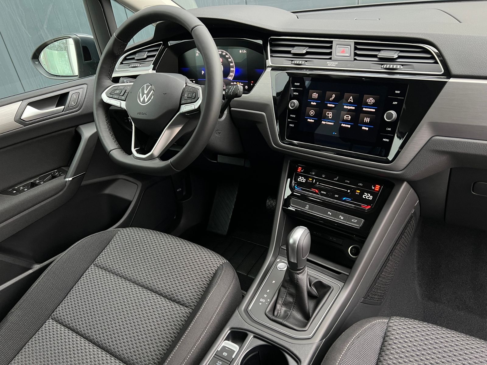 Fahrzeugabbildung Volkswagen Touran Comfortline 1.5 TSI DSG *LED, AHK, 7 Sitz