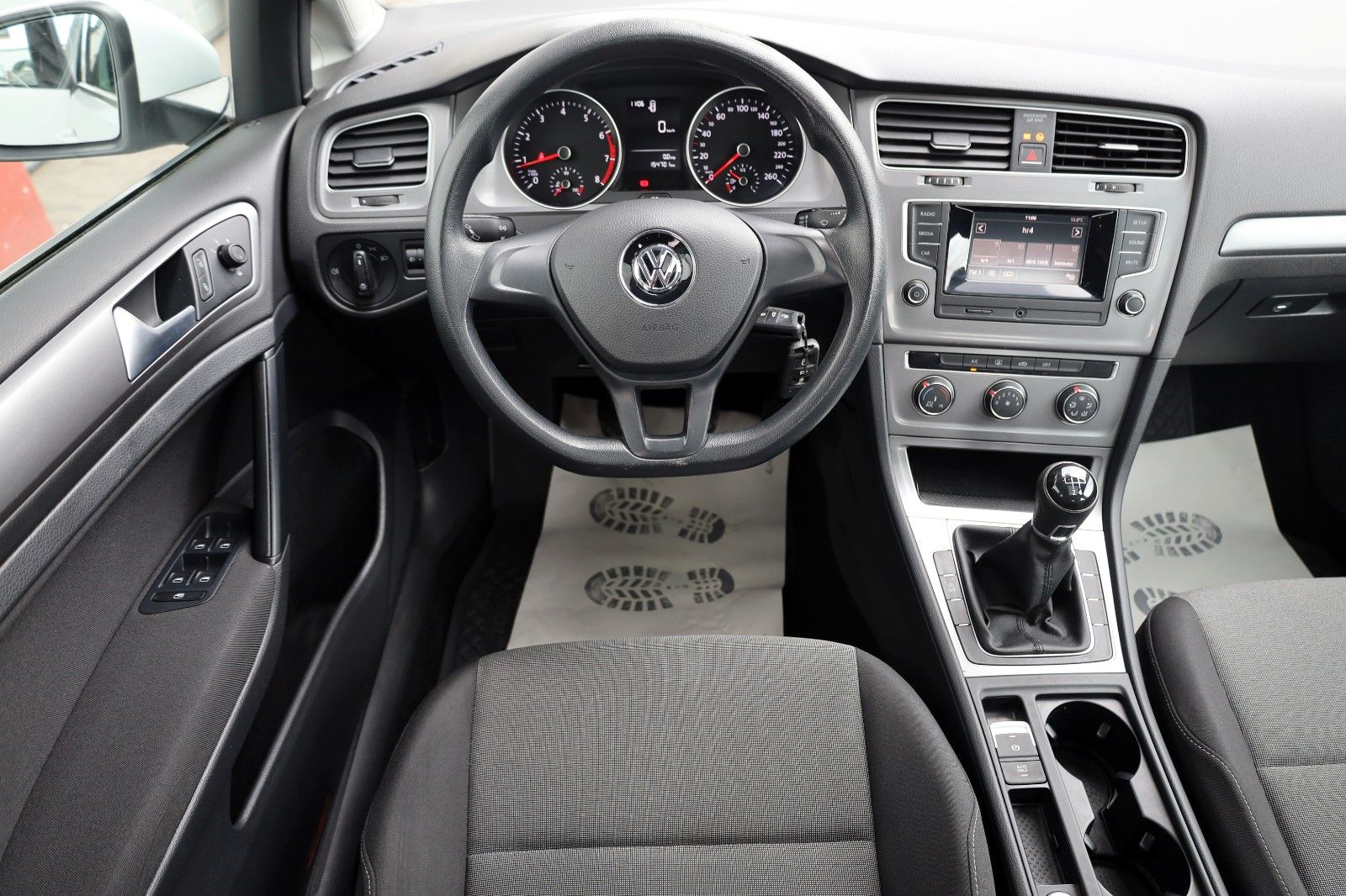 Fahrzeugabbildung Volkswagen Golf VII Lim. Trendline Panorama,8 fach bereift!