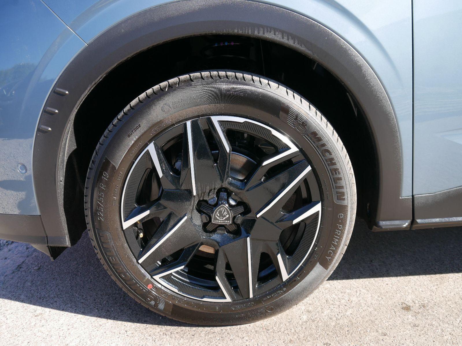 Peugeot 3008 Allure Exclusive HYBRID 145 e-DCS6*NAVI*LED