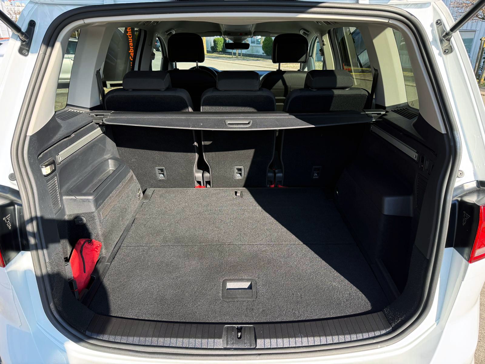 Fahrzeugabbildung Volkswagen Touran 1.5 TSI Active DSG ACC PDC KAM NAVI LED