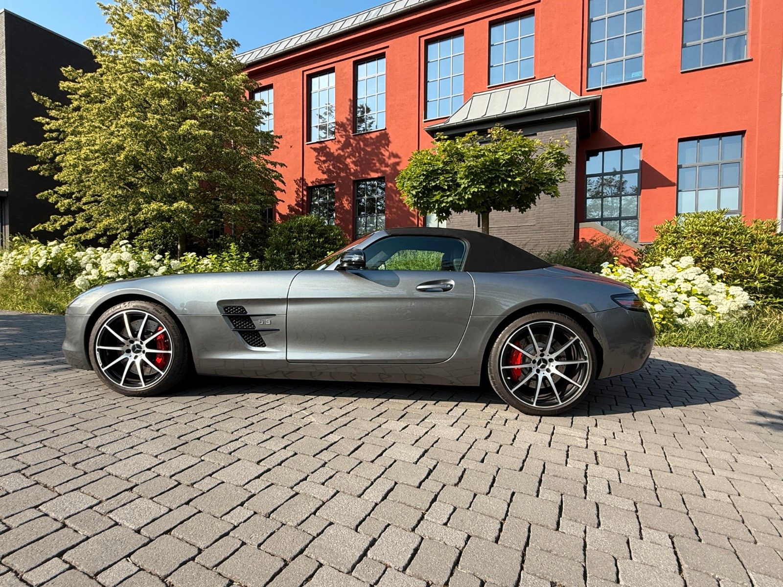 Fahrzeugabbildung Mercedes-Benz SLS AMG 6.2 V8 Roadster GT
