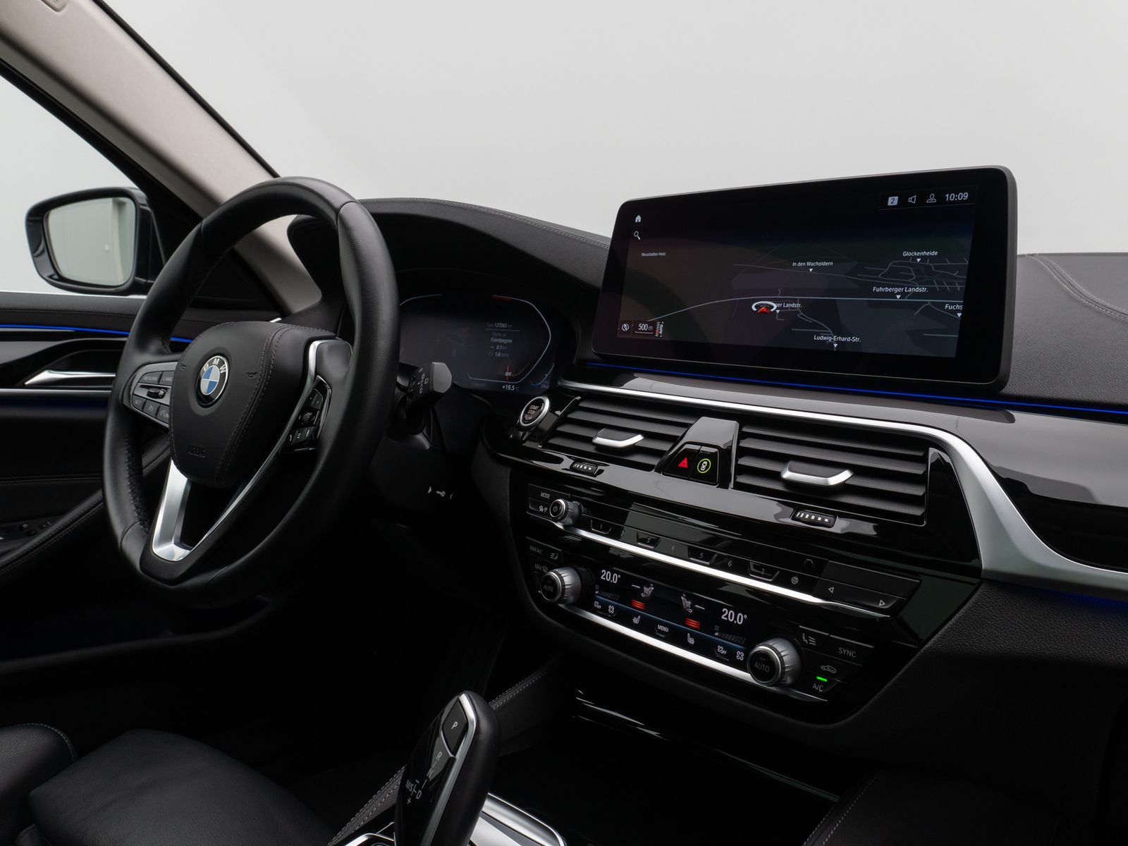 Fahrzeugabbildung BMW 530d LuxuryLine Panorama Kamera HiFi AHK Komfort
