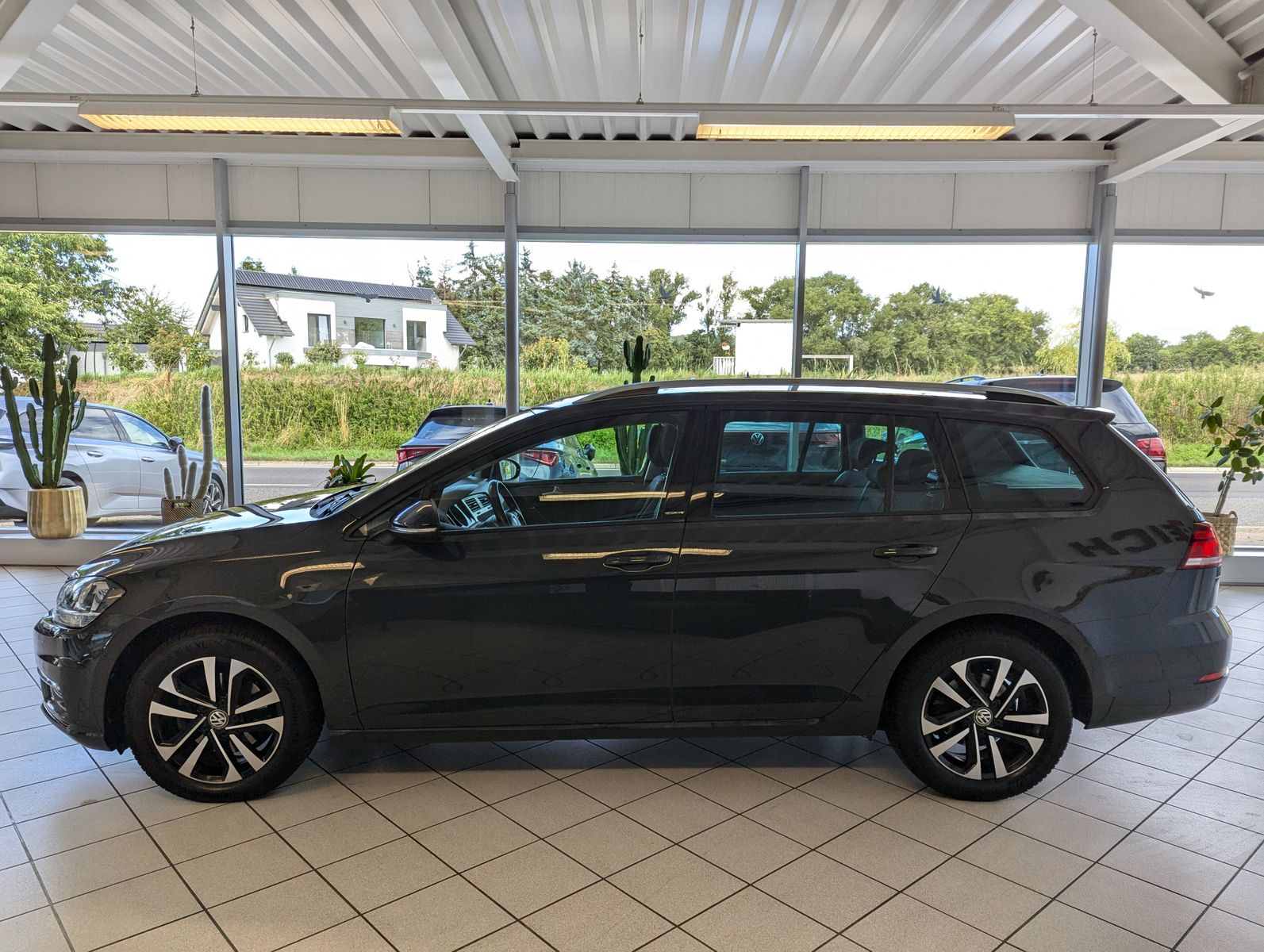 VW Golf 2.0 TDI DSG IQ.DRIVE App-Connect ACC AHK - Image 4