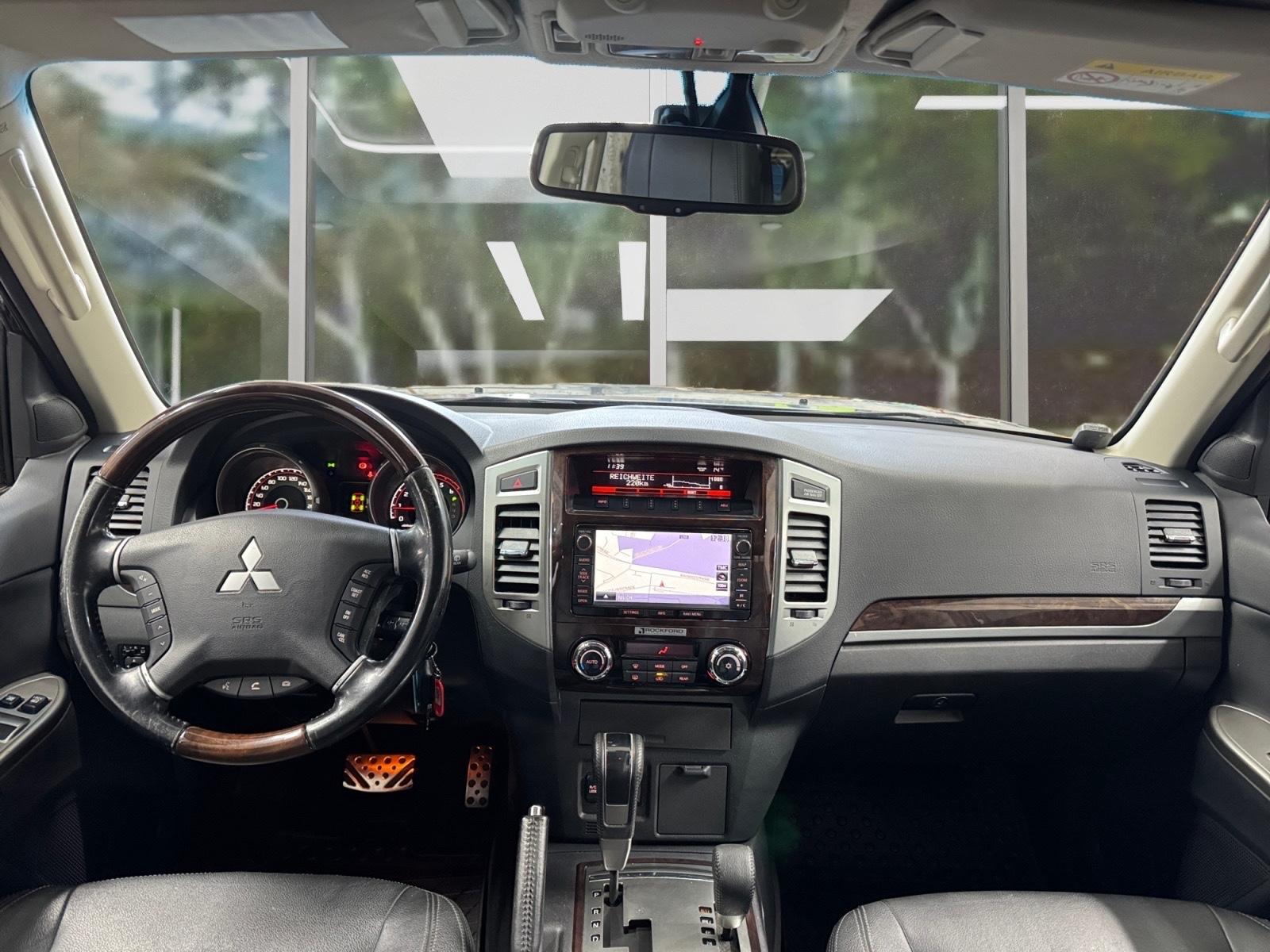 Mitsubishi Pajero 3.2 DI-D 200 ch BVA 4x4 / 7 places / Toit ouvrant / Cuir / Caméra de recul