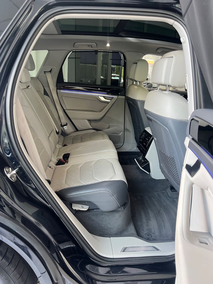 Fahrzeugabbildung Volkswagen Touareg 4.0 V8 Elegance 4Motion R line