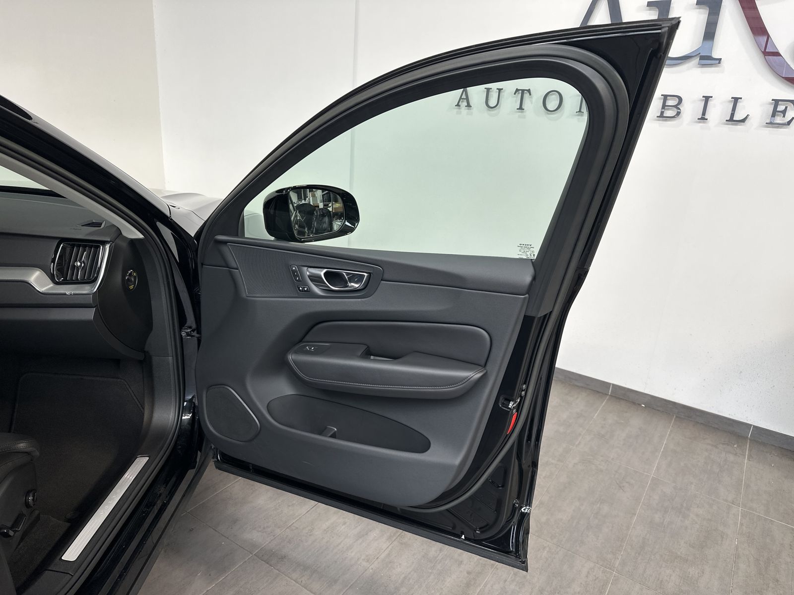 Fahrzeugabbildung Volvo XC60 B4 D Plus Dark NAV+MATRIX+ACC+21ZOLL+ALARM
