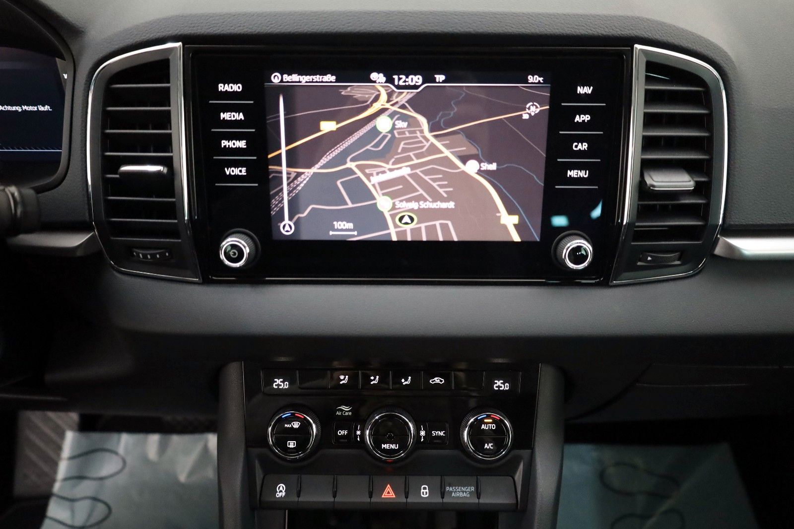 Fahrzeugabbildung SKODA Karoq Ambition,Navi,PDc,8 fach Alräder!