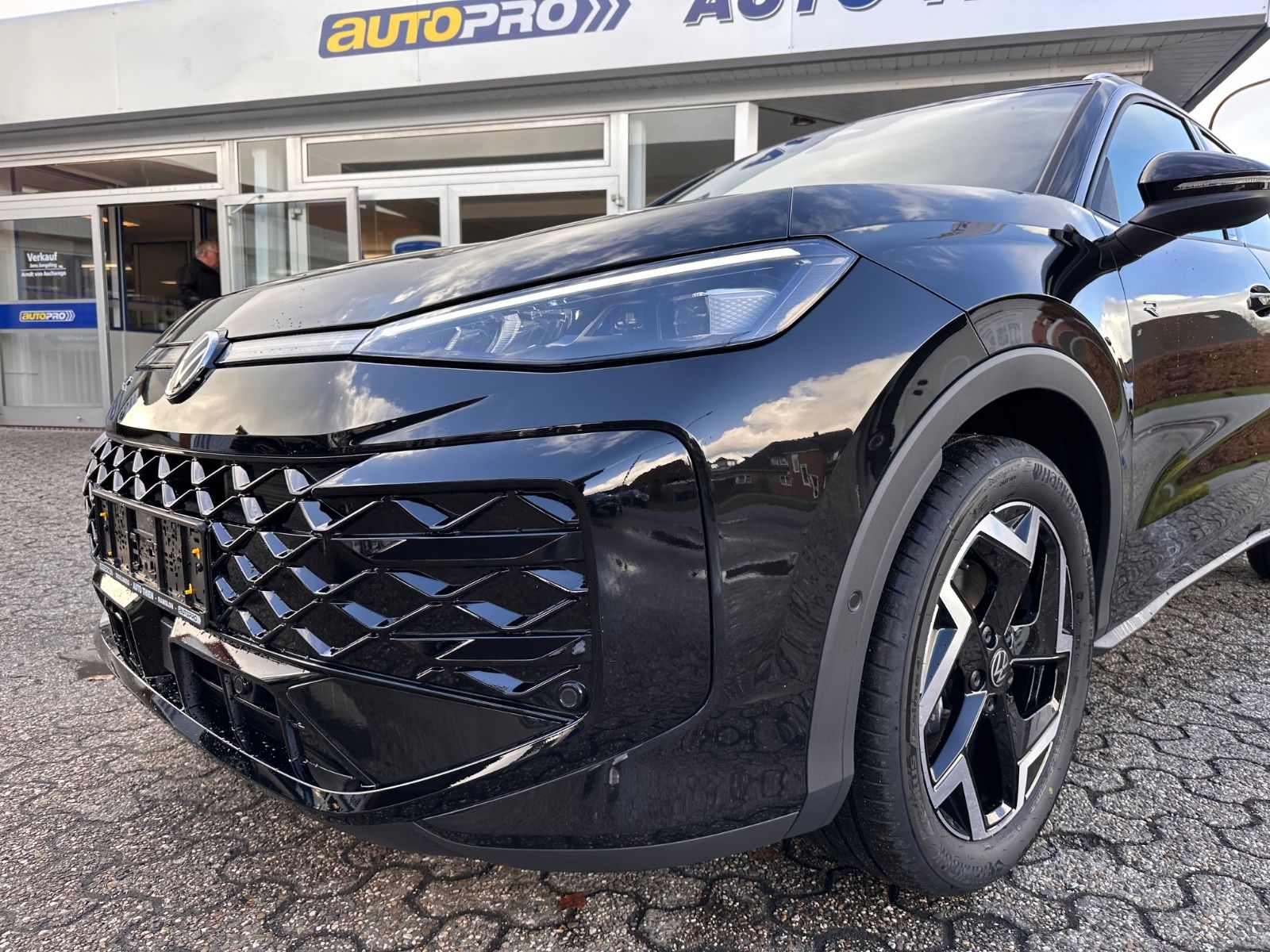 Fahrzeugabbildung Volkswagen T-Roc R Line 1.5 eTSI DSG APP/ACC/AHK/LED/eHeck