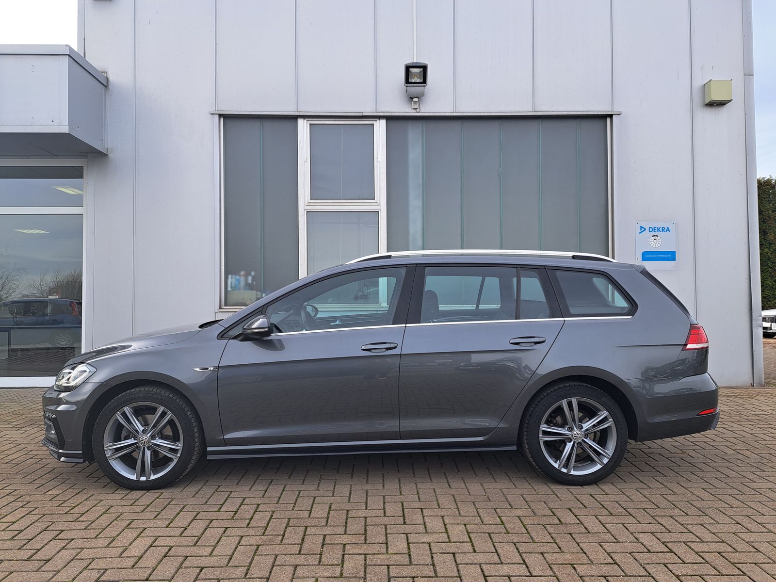 Fahrzeugabbildung Volkswagen Golf 2x R-LINE 1.5TSI DSG LED DYNAUDIO-SOUND ACC