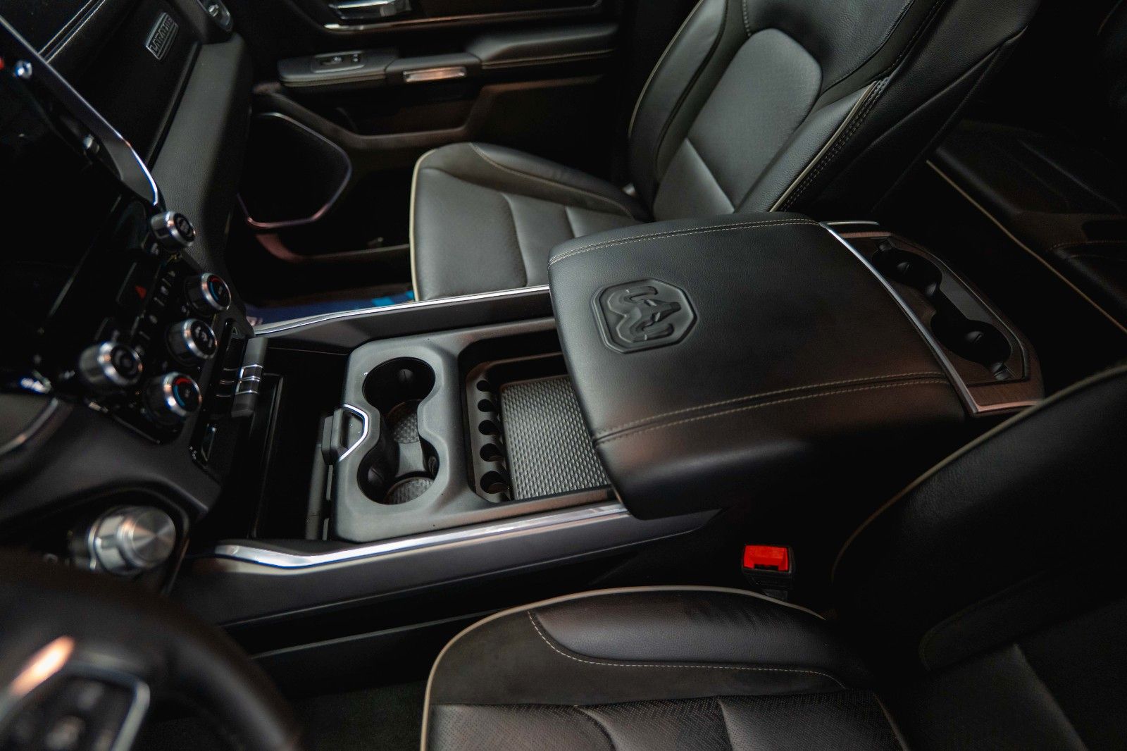 Fahrzeugabbildung Dodge RAM 5.7 V8 HEMI 4x4 NIGHT Laramie ARMY STYLE 19%