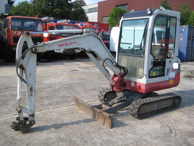 Takeuchi TB 219 mit Vollkabine / 2685 Stunden / 2070 kg