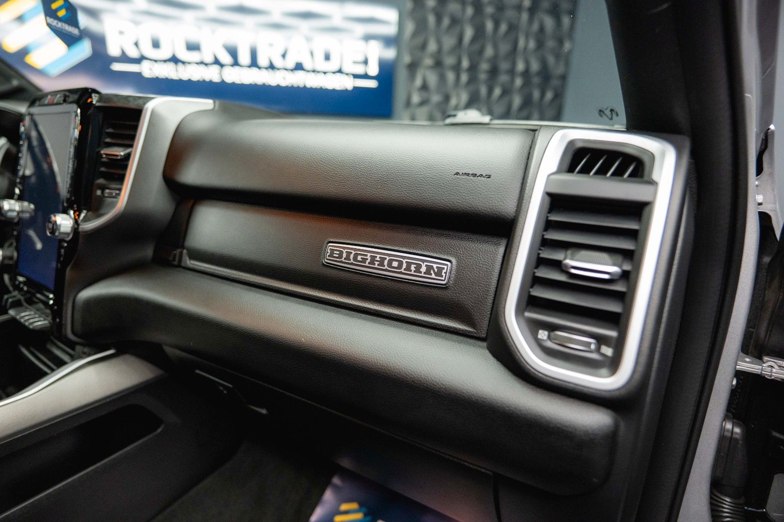 Fahrzeugabbildung Dodge RAM 5.7 V8 HEMI 4x4 Offroad Night Limited 19%