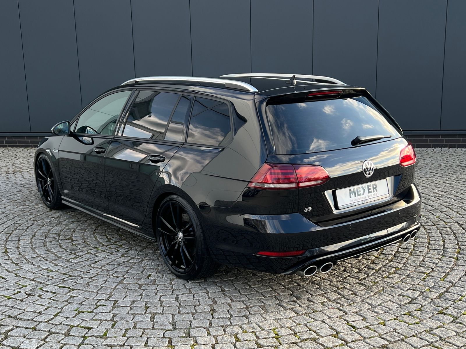 Fahrzeugabbildung Volkswagen Golf VII Variant R 2.0 TSI DSG 4MOTION *LED,DYNA