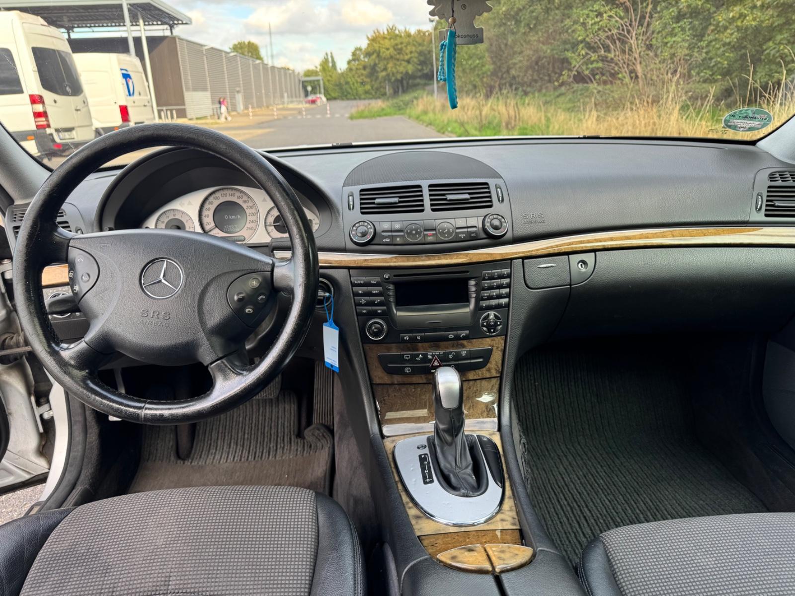 Mercedes-Benz E200 2005 — photo 5