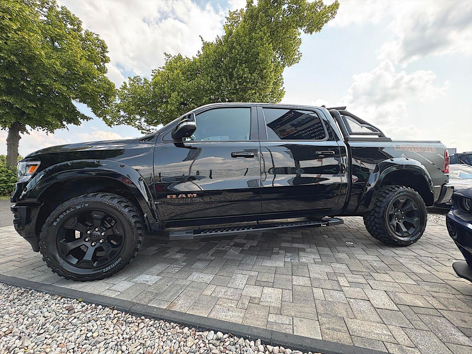 Fahrzeugabbildung Dodge RAM 5.7 V8 HEMI LARAMIE Night 4x4 eTorq Tesla