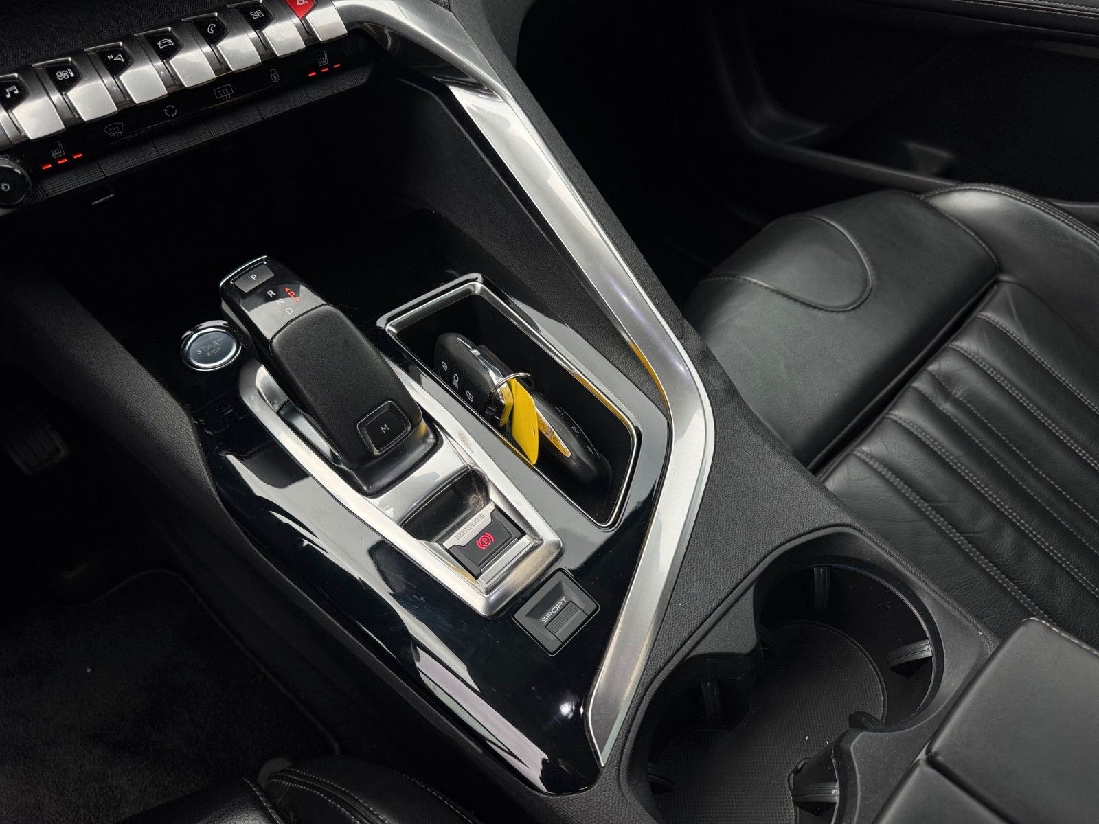 Fahrzeugabbildung Peugeot 3008 Allure 165PS Panorama Navigation Checkheft