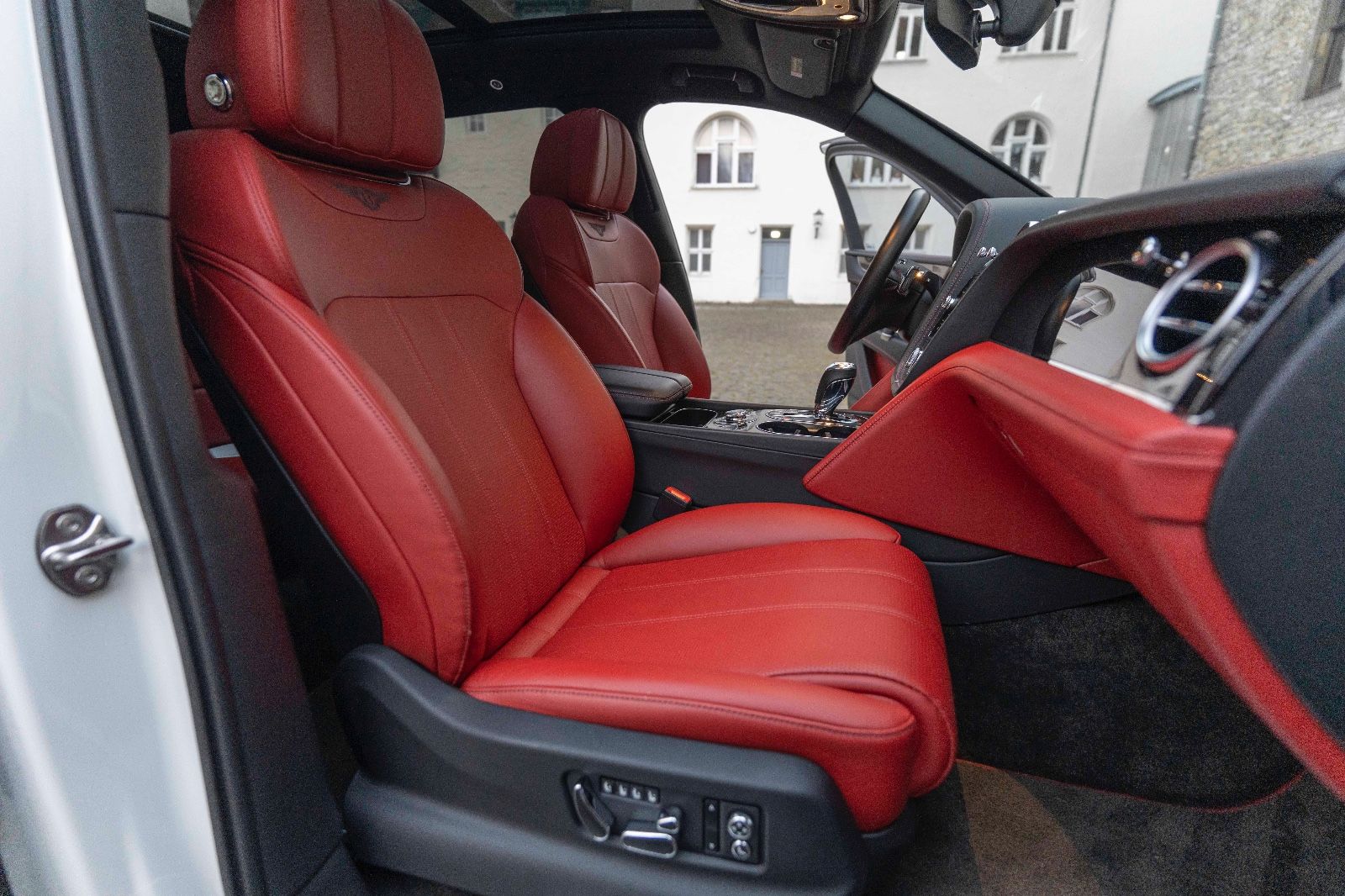 Fahrzeugabbildung Bentley Bentayga V8 HUD 360° MASSAGE ACC TOTW