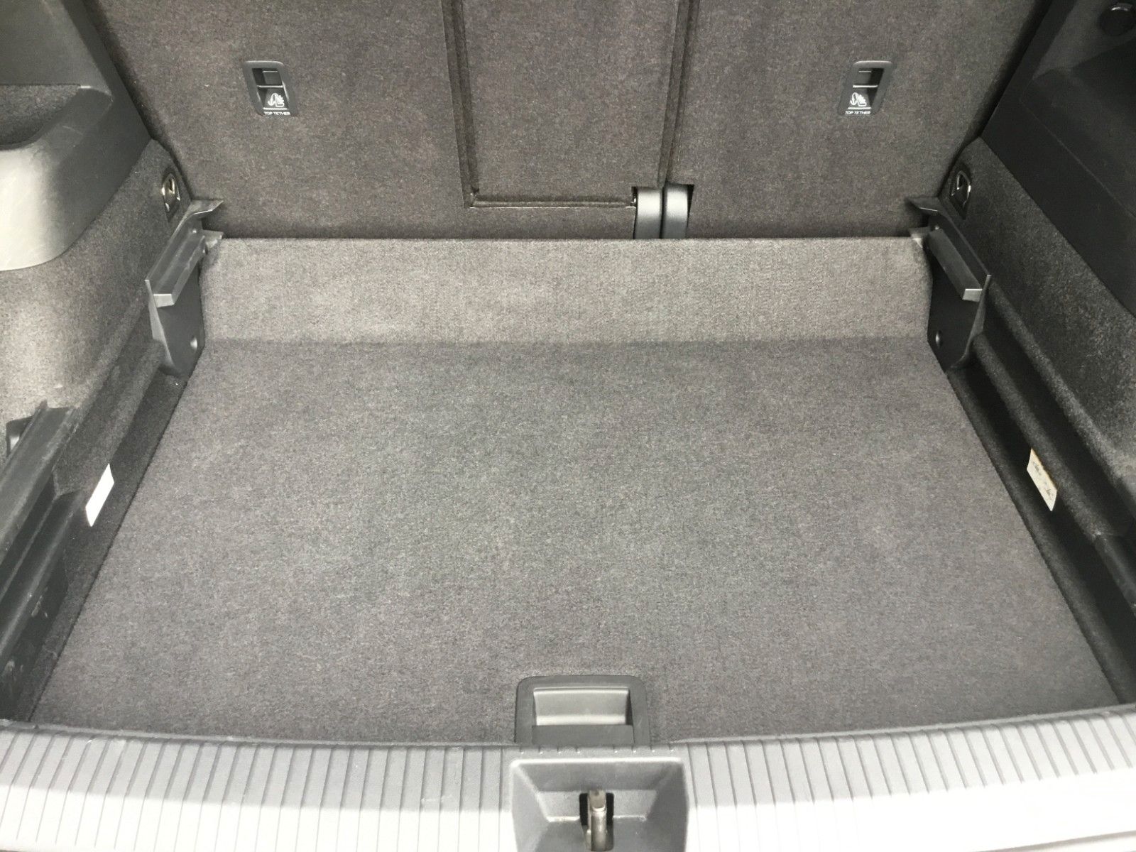 Fahrzeugabbildung Volkswagen Tiguan 2.0 TDI DSG 4M R-Line+AHK+20"+Matrix+Pano
