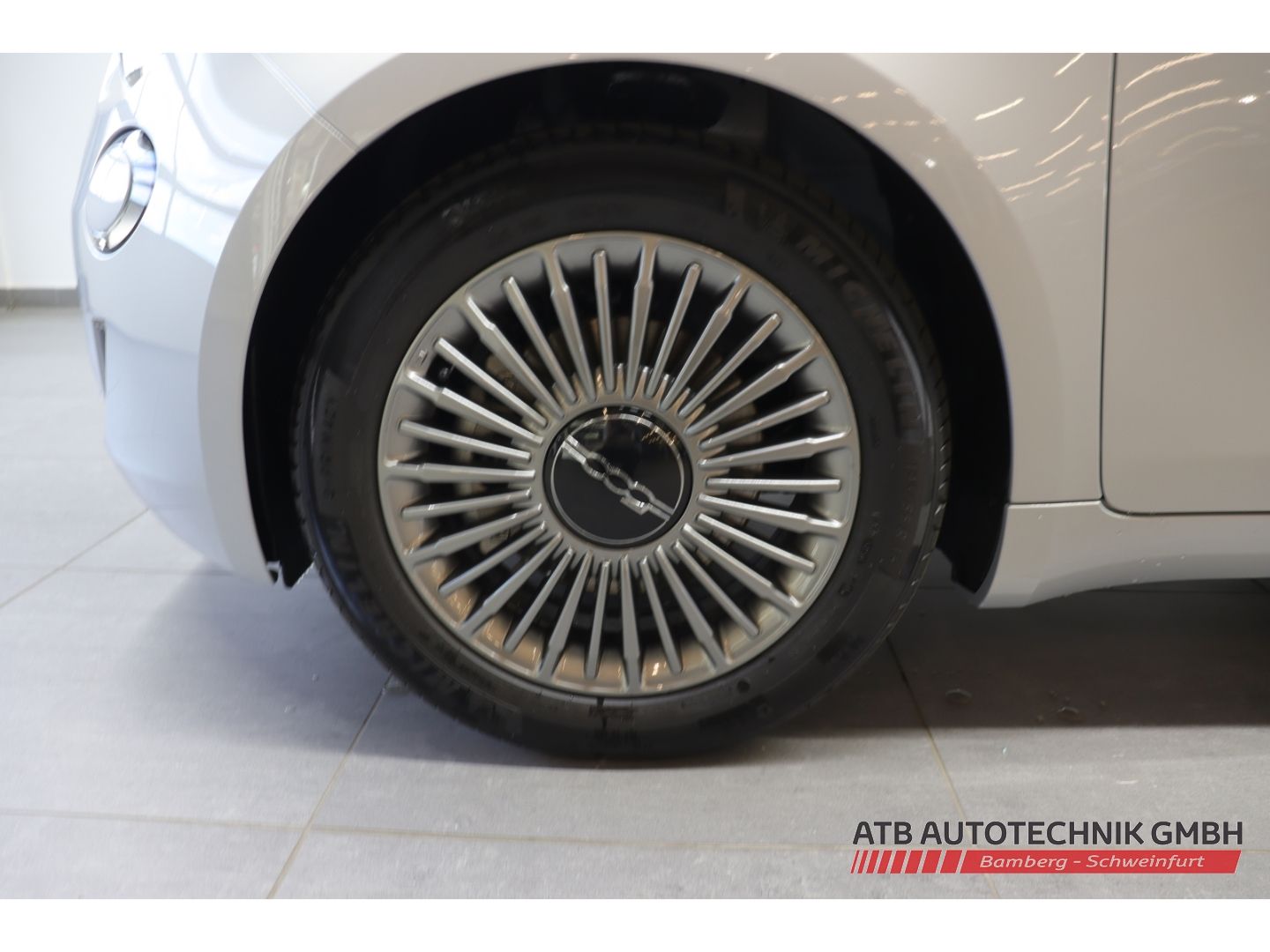 Fahrzeugabbildung Fiat 500 ICON + Komfortpaket Hybrid 1.0l PDC Rückfahr