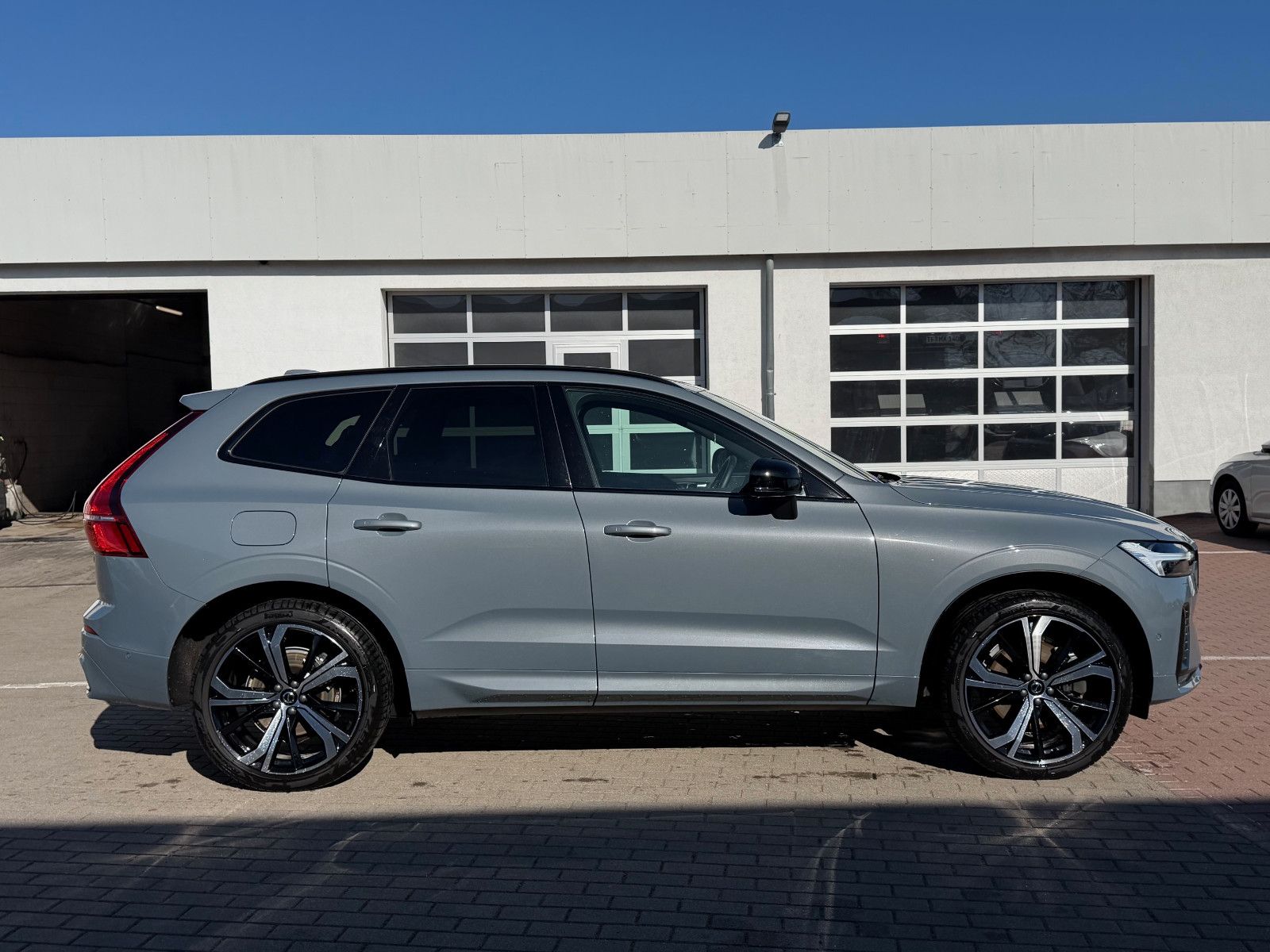Fahrzeugabbildung Volvo XC60 B4 B Plus Dark*H&K*360°*PANO*AHK*STHZG*