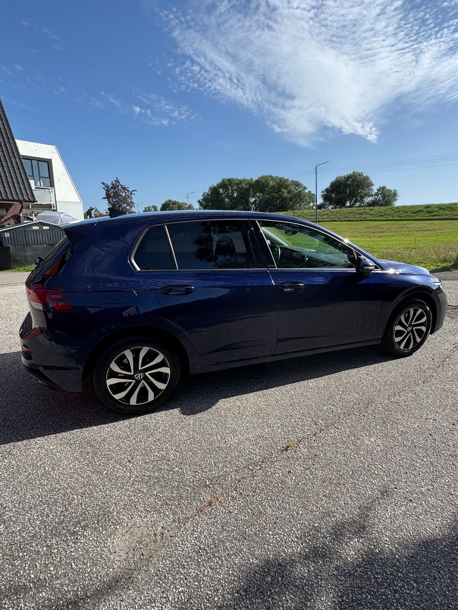Fahrzeugabbildung Volkswagen Golf VIII Lim. Active mit Neuwagengarantie