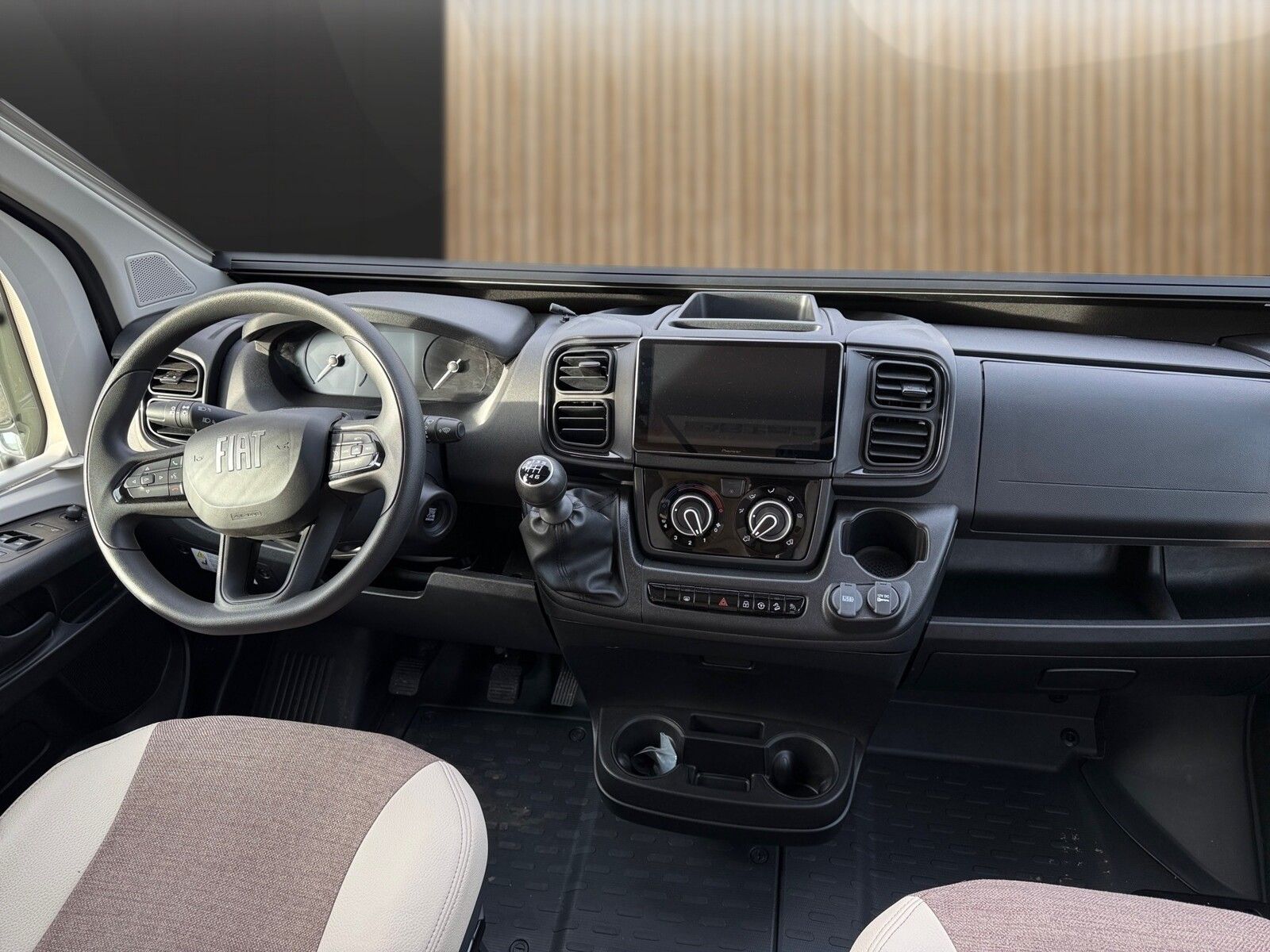 Fahrzeugabbildung Eura Mobil Van V 595 HB Pop-Up Dach, Captain-Chair-Sitze
