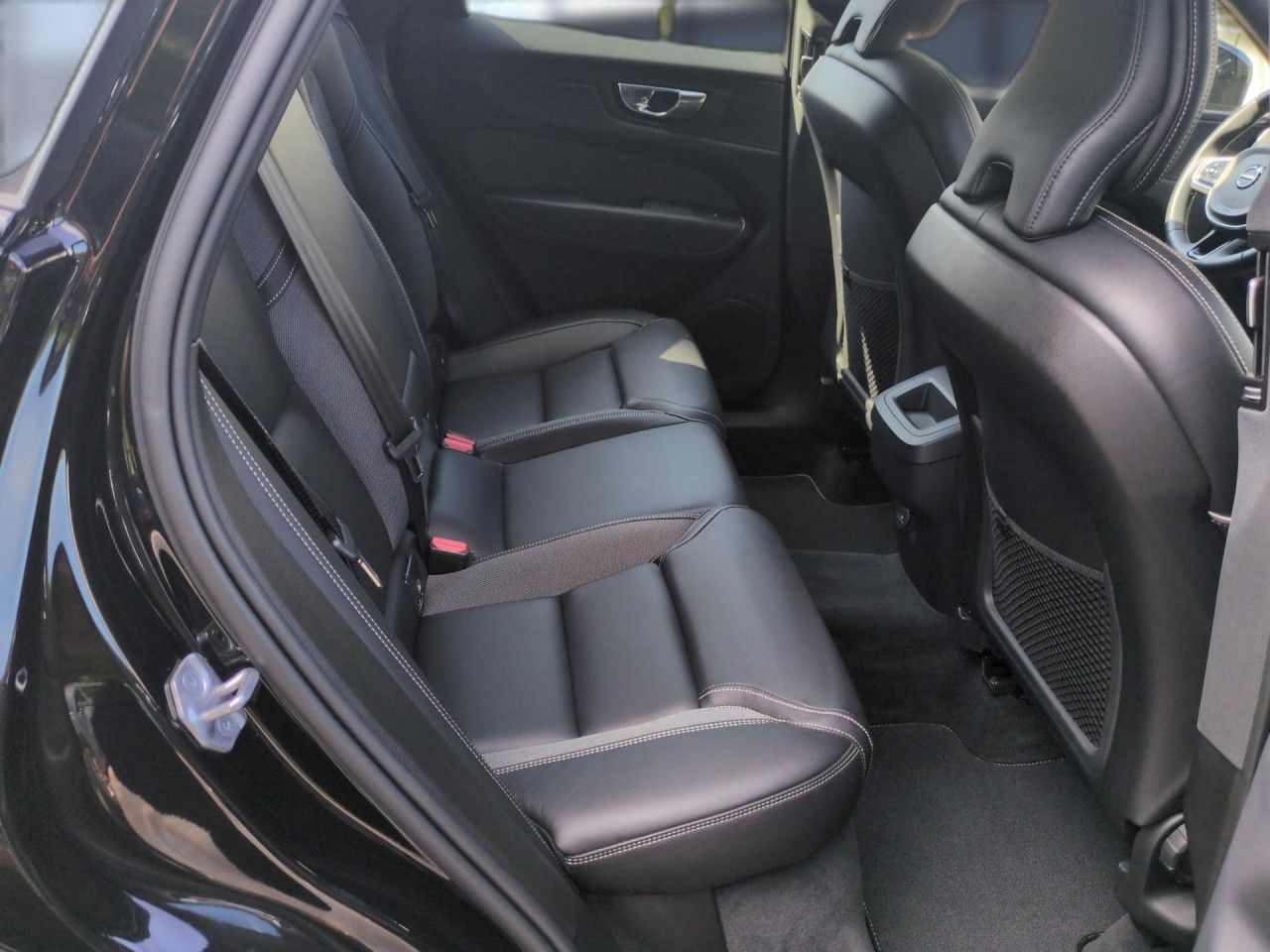 Volvo XC60 B4 (Benzin) R-Design 2WD Automatik Navi LED foto 20