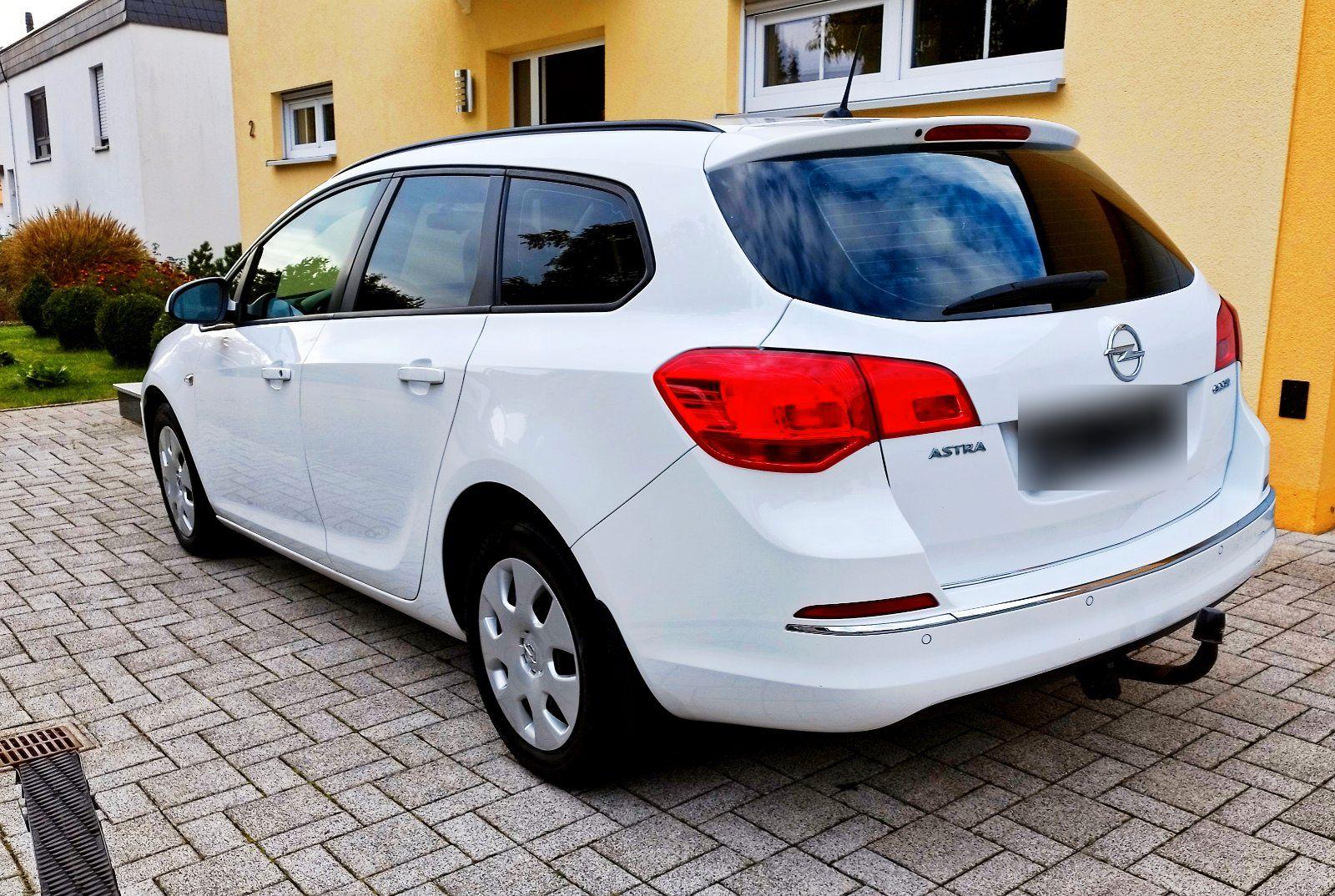 Opel Astra 2013 — вигляд ззаду