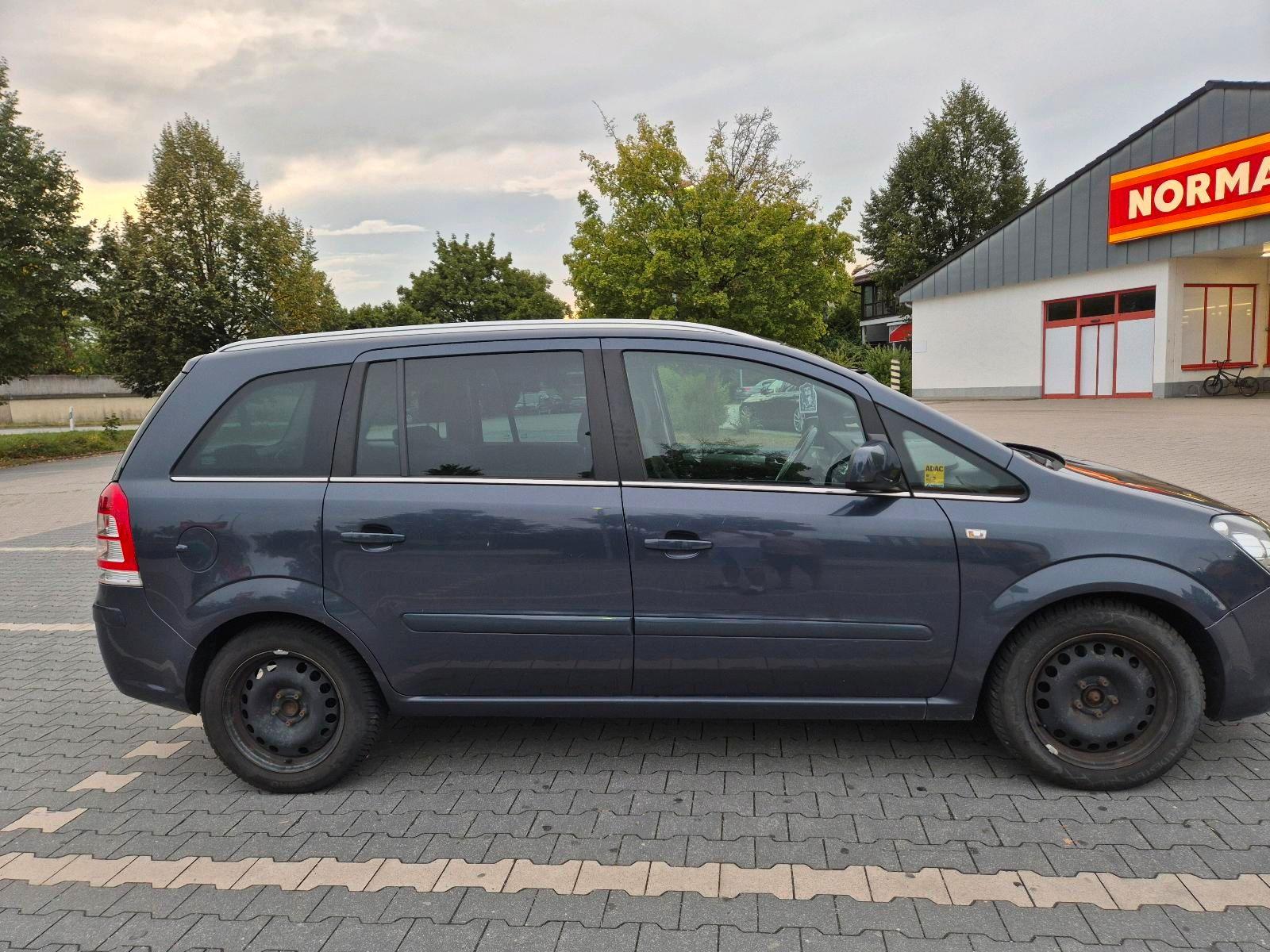 Opel Zafira 2011 — вигляд ззаду