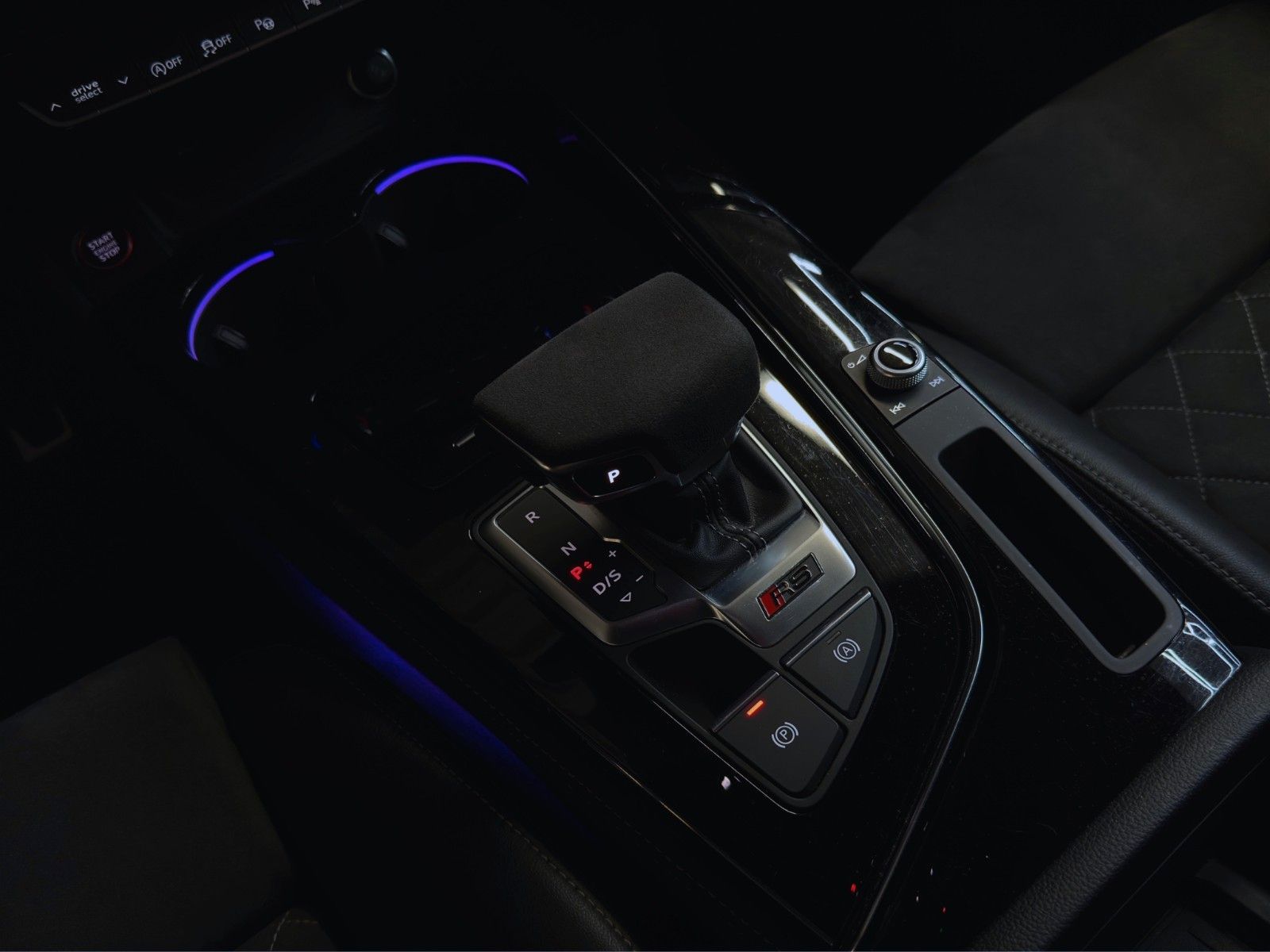 Fahrzeugabbildung Audi RS4 Avant *Pano*280km/h*B&O*HUD*Matrix*Ambiente+