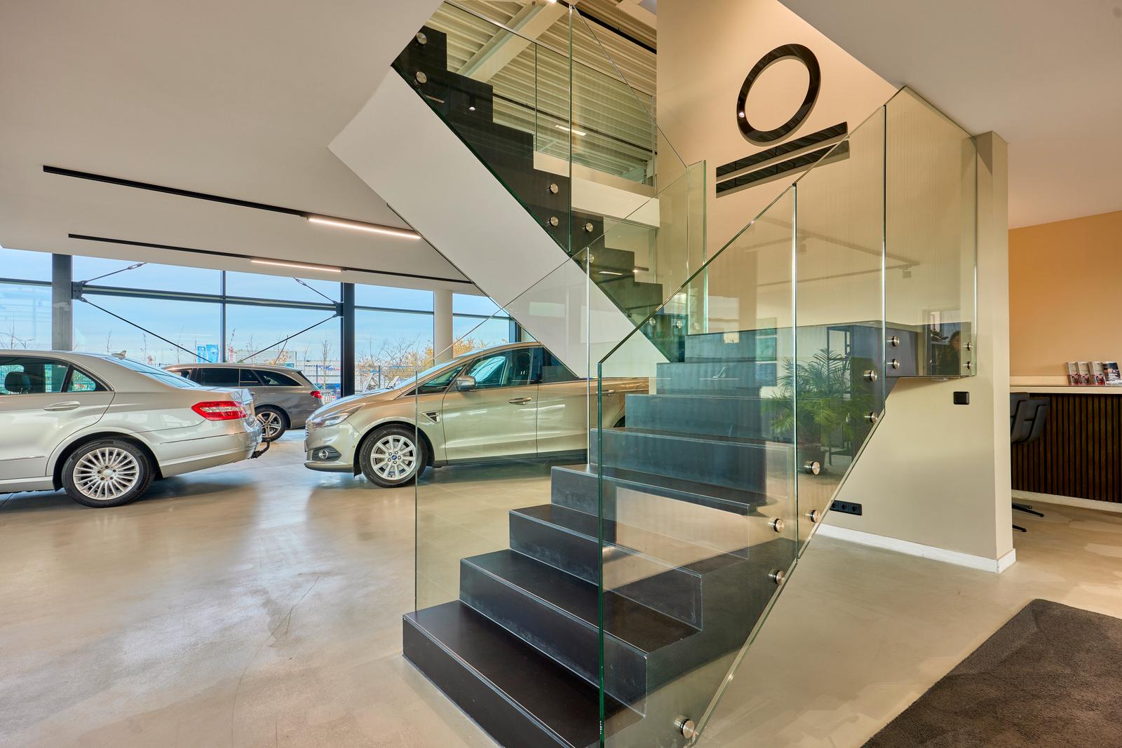 showroom-image-top