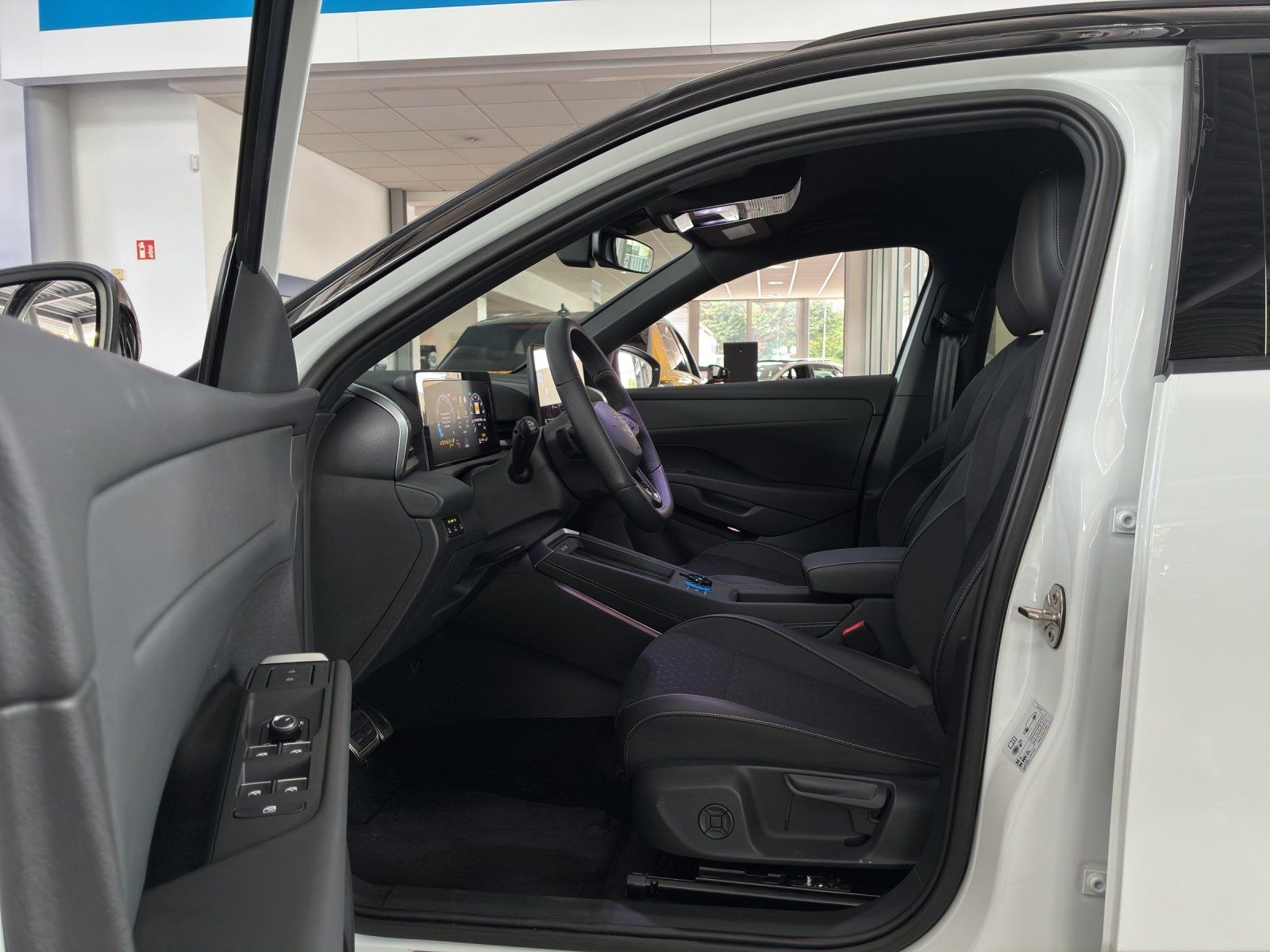 Fahrzeugabbildung Volkswagen T-Roc 1.5 eTSI W R-Line 360,HUD,Kamera,LED,Navi