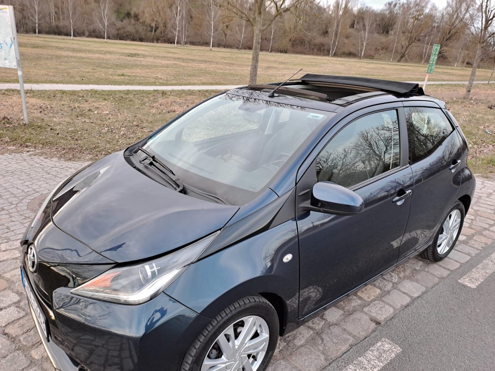 Toyota AYGO x-wave Automatik - Scheckheft gepl.- 84TKM