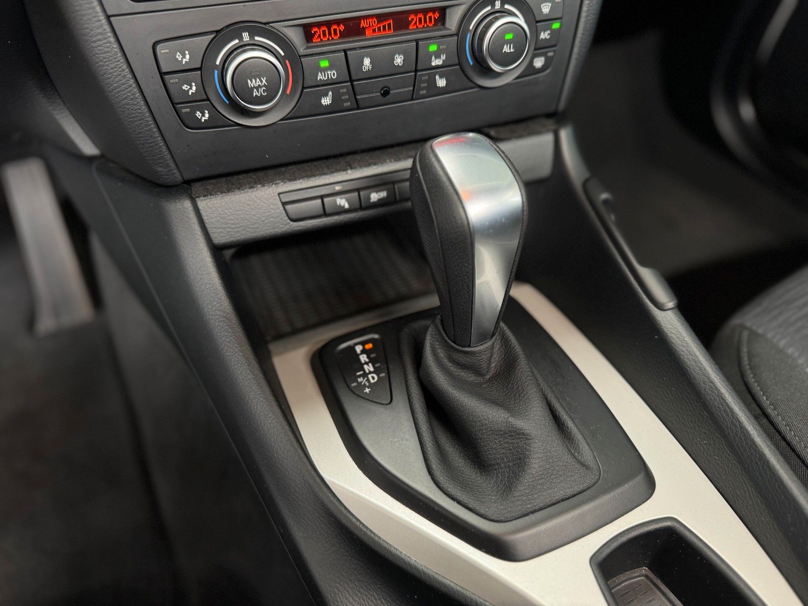 Fahrzeugabbildung BMW X1 18i sDrive GARANTIE/PDC/KLIMA/SZH/TEMPO/XENON